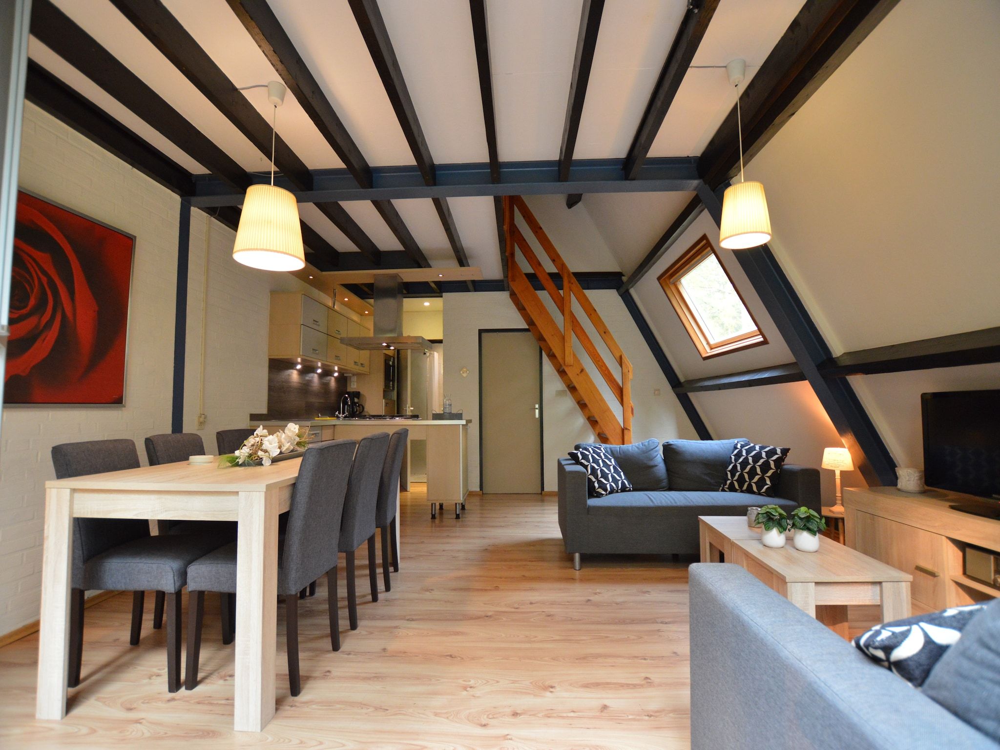 De eetkamer van Anjer Bungalow 61 in Stramproy