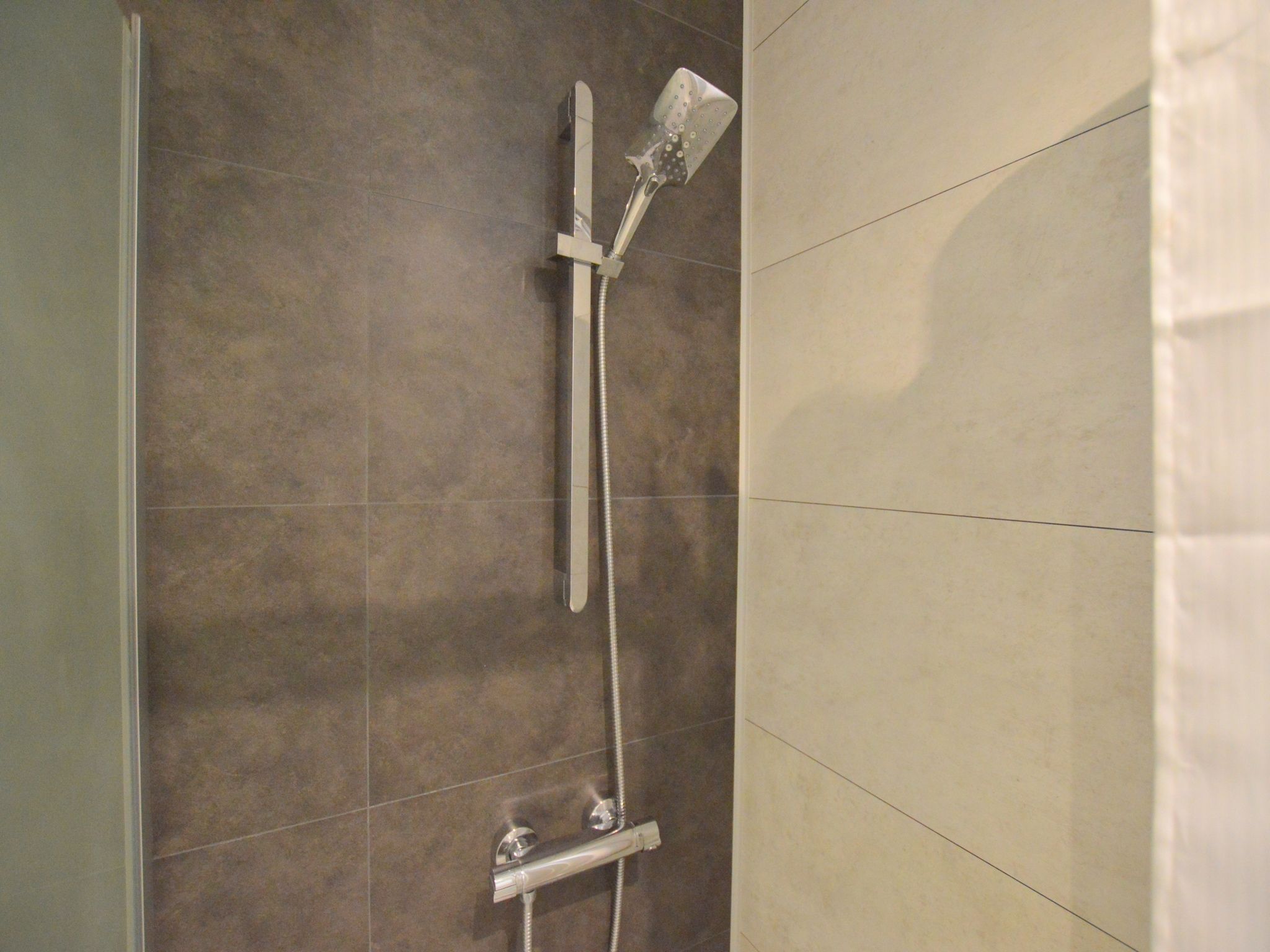 De badkamer van Anjer Bungalow 61 in Stramproy