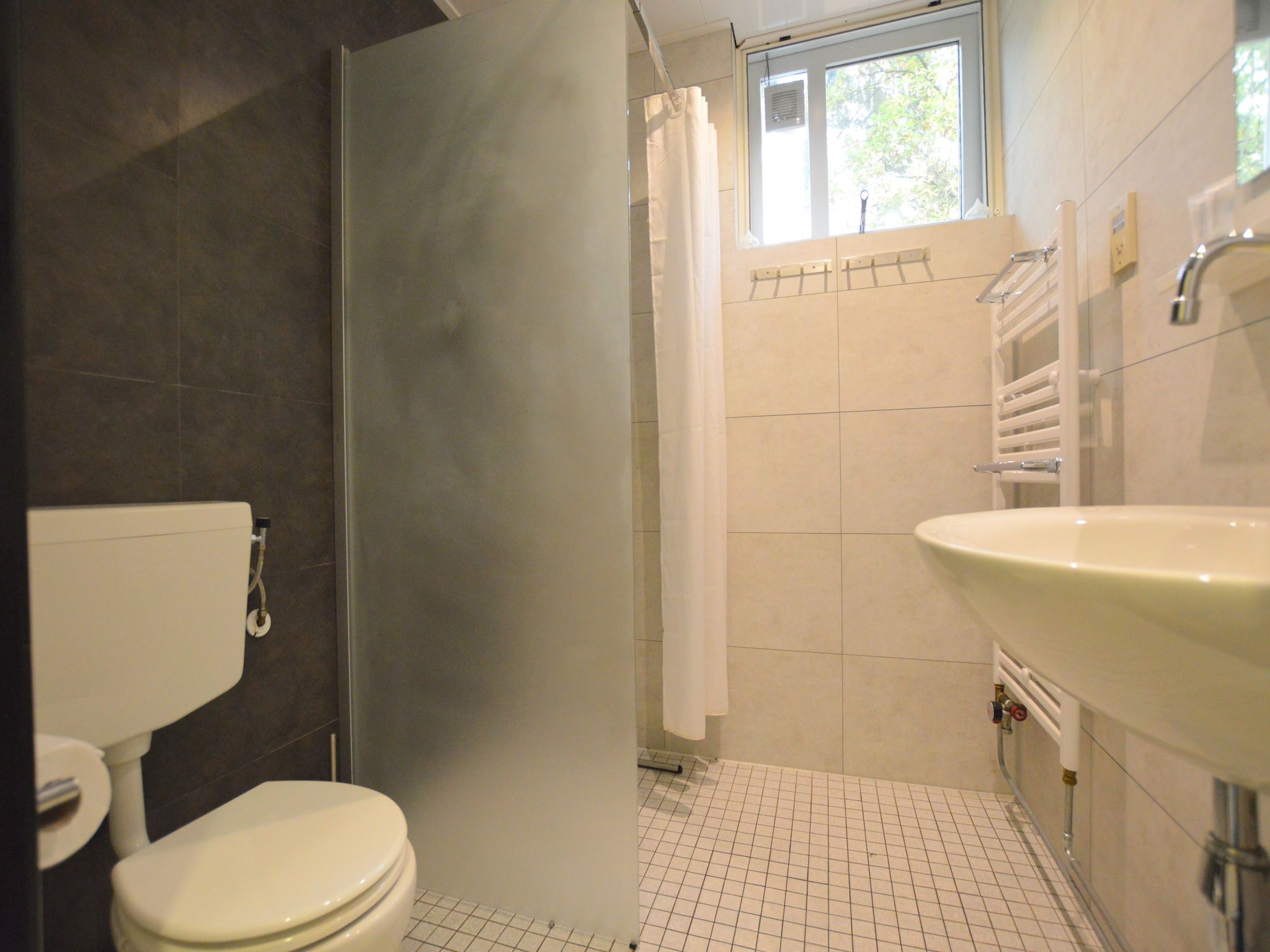 De badkamer van Anjer Bungalow 61 in Stramproy