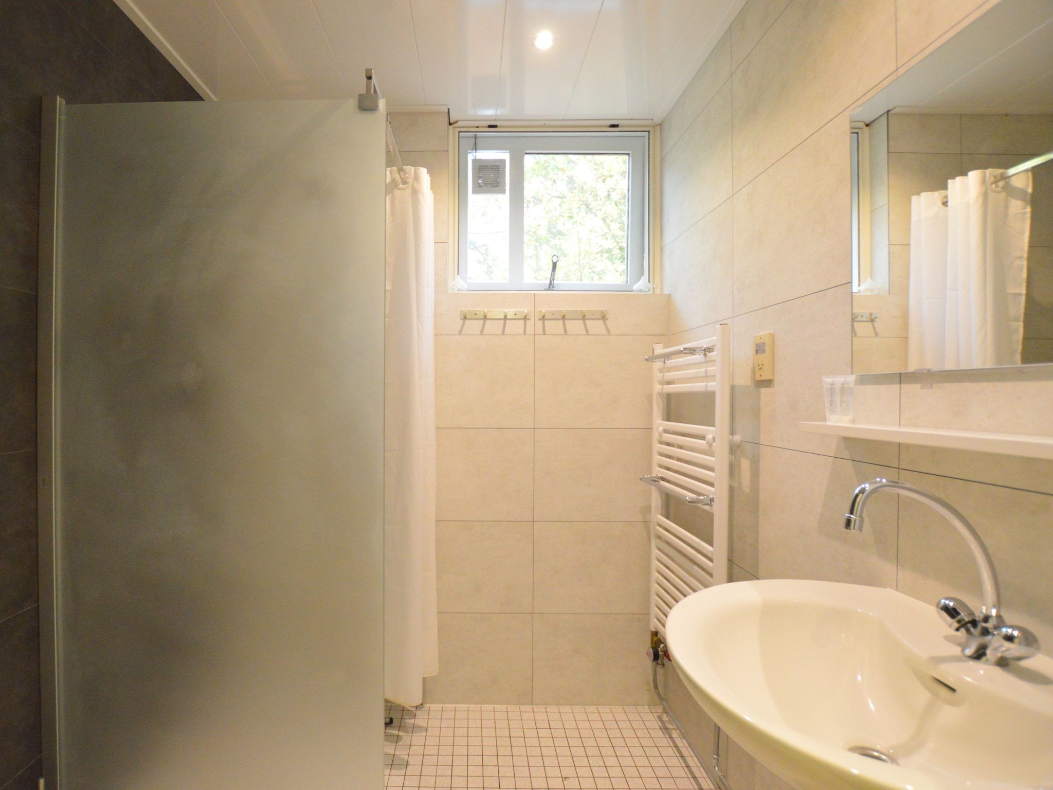 De badkamer van Anjer Bungalow 61 in Stramproy