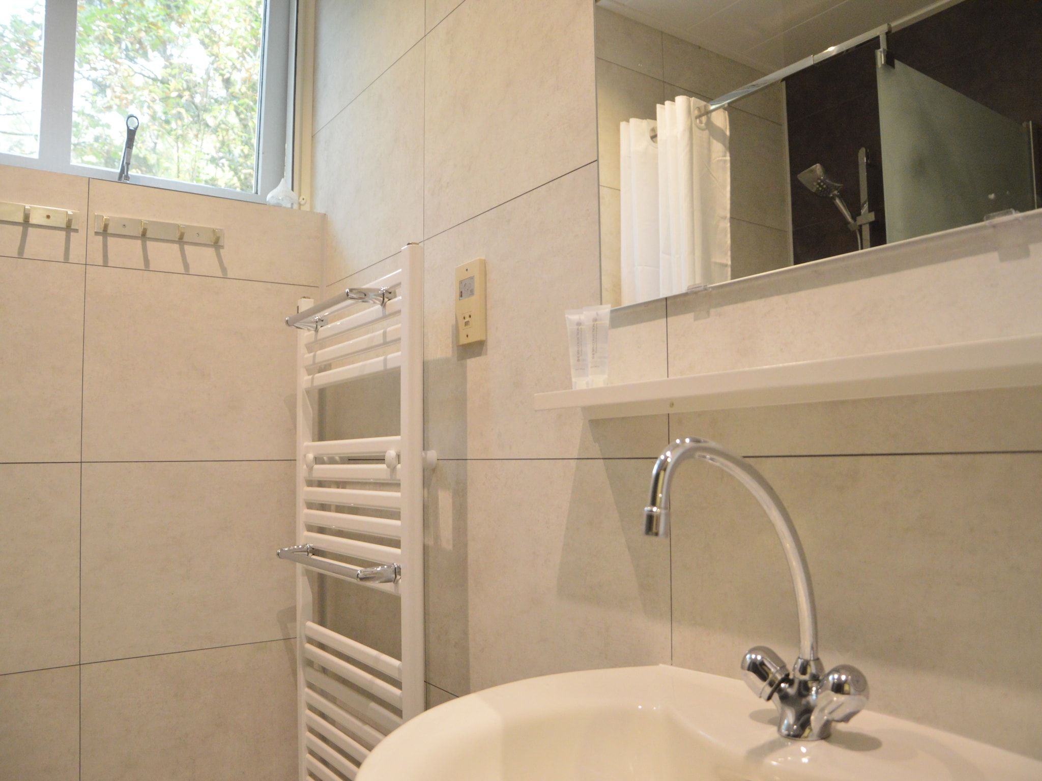 De badkamer van Anjer Bungalow 61 in Stramproy