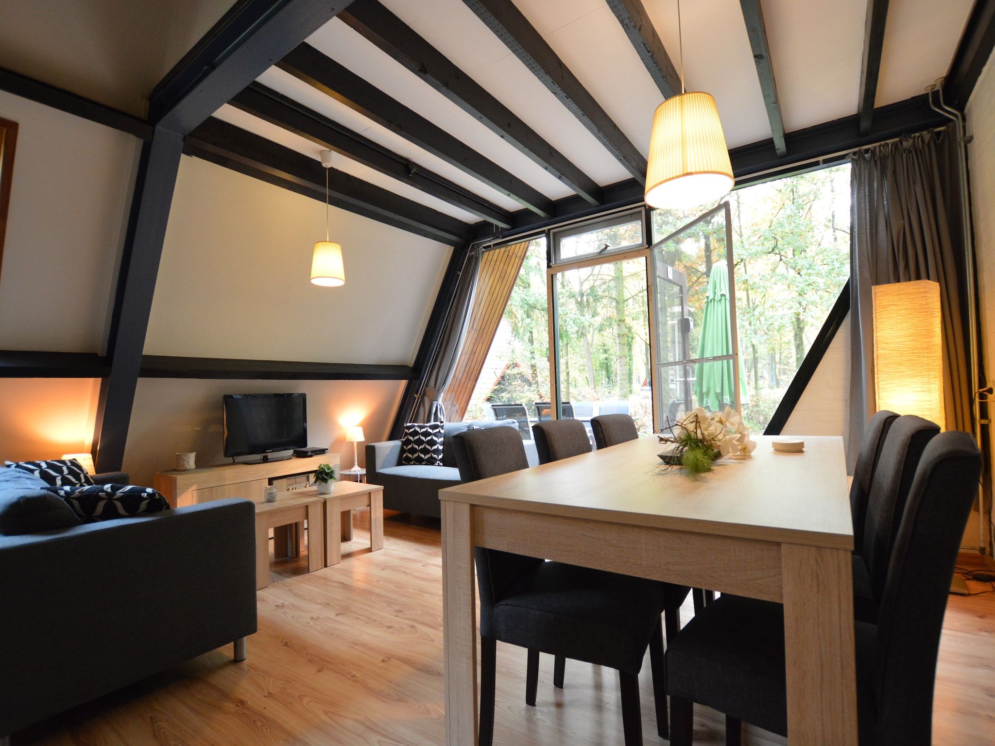 De eetkamer van Anjer Bungalow 61 in Stramproy