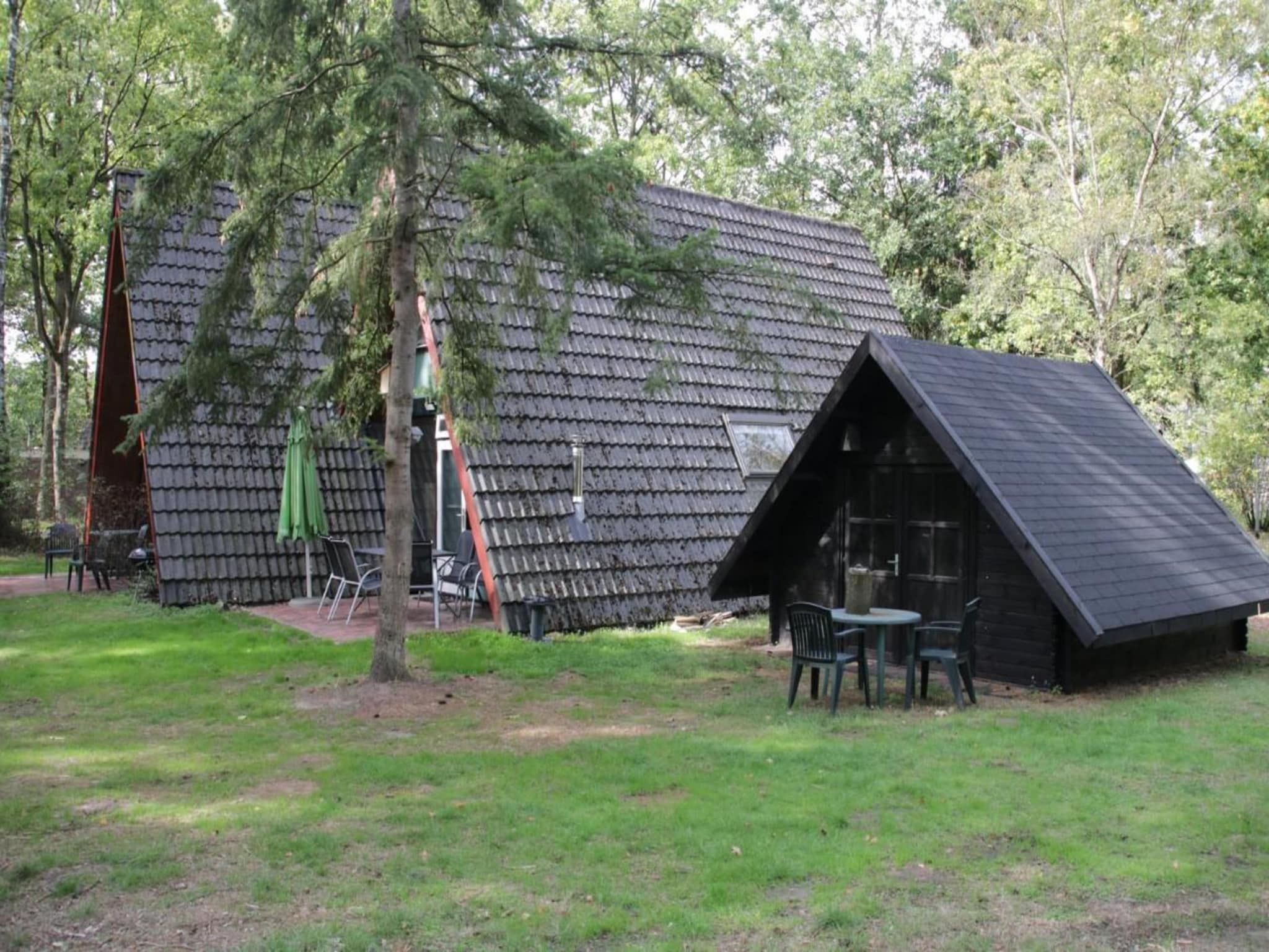 De buitenkant van Anjer Bungalow 61 in Stramproy