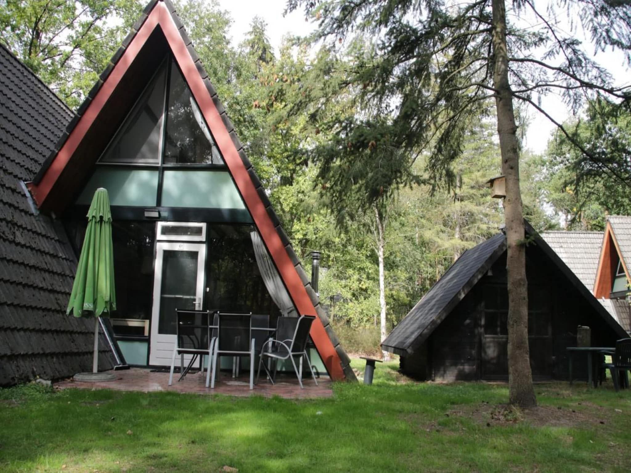 De buitenkant van Anjer Bungalow 61 in Stramproy