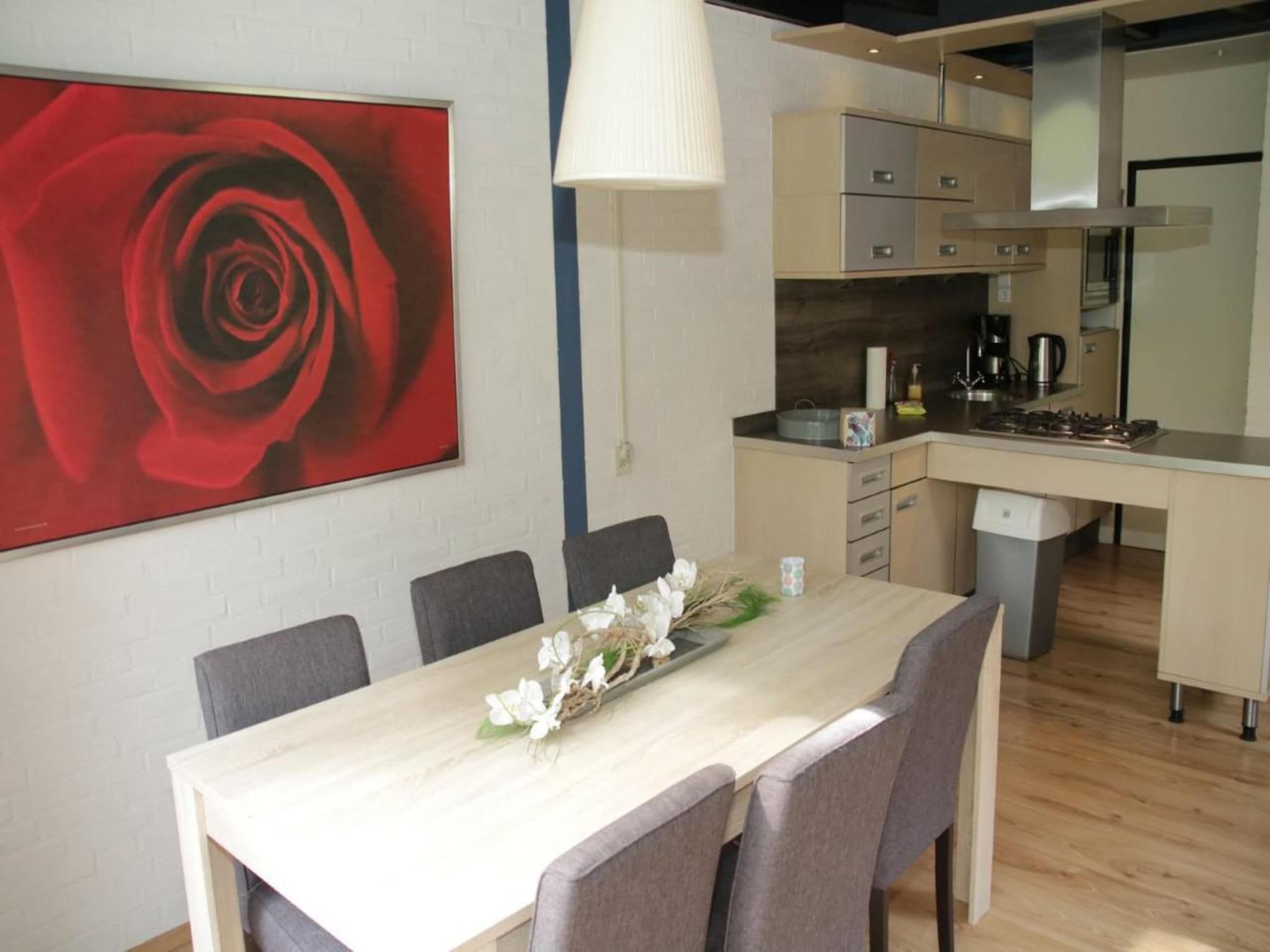 De eetkamer van Anjer Bungalow 61 in Stramproy