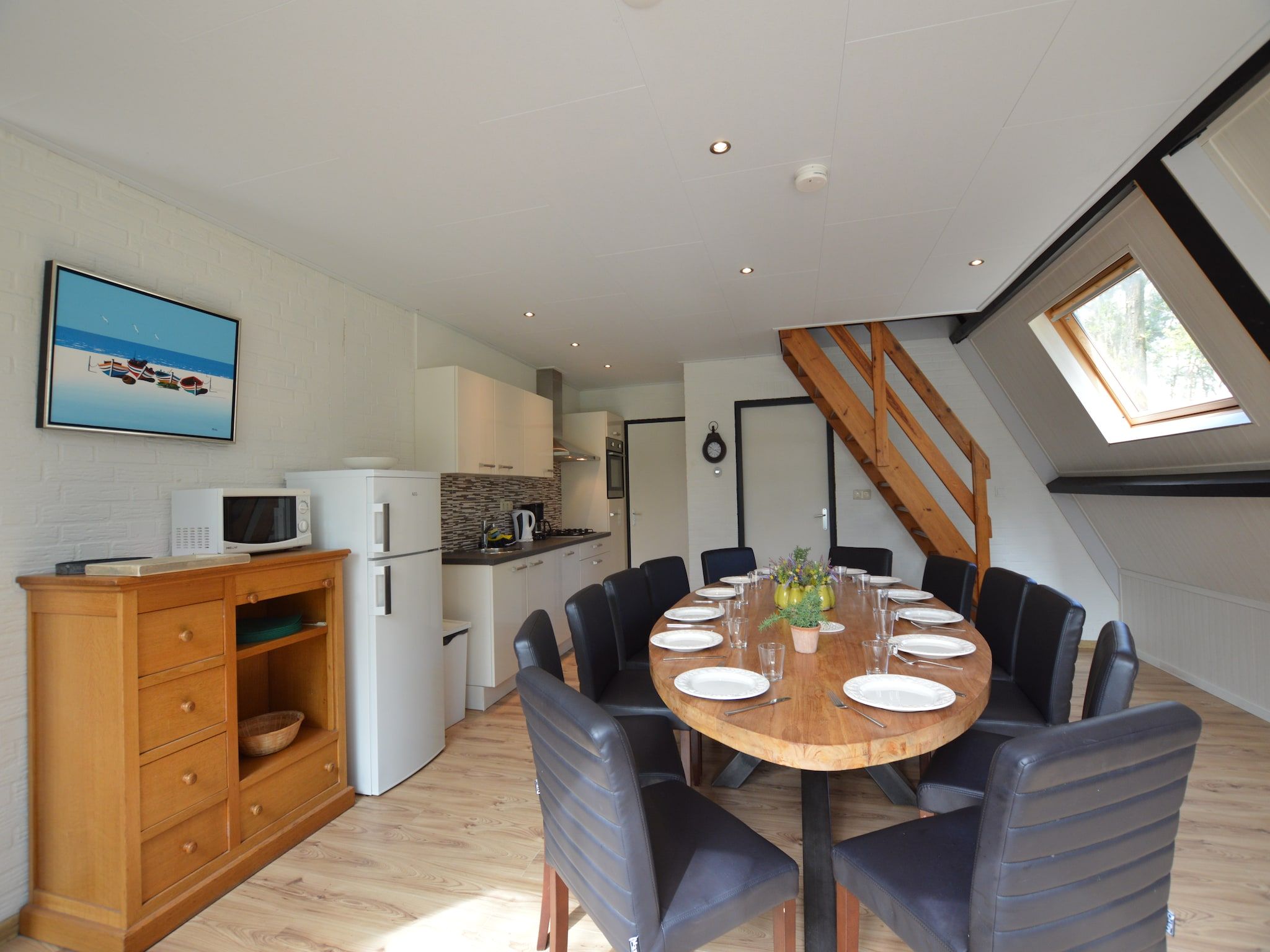 De eetkamer van Bungalows 48 en 49 in Stramproy