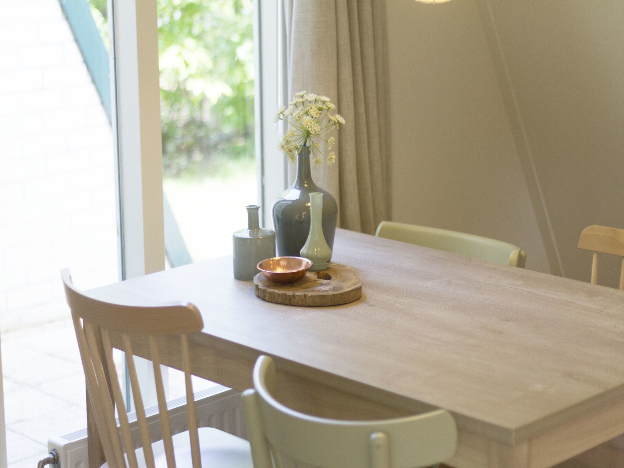 De eetkamer van Bungalowpark Hoenderloo 5 in Hoenderloo