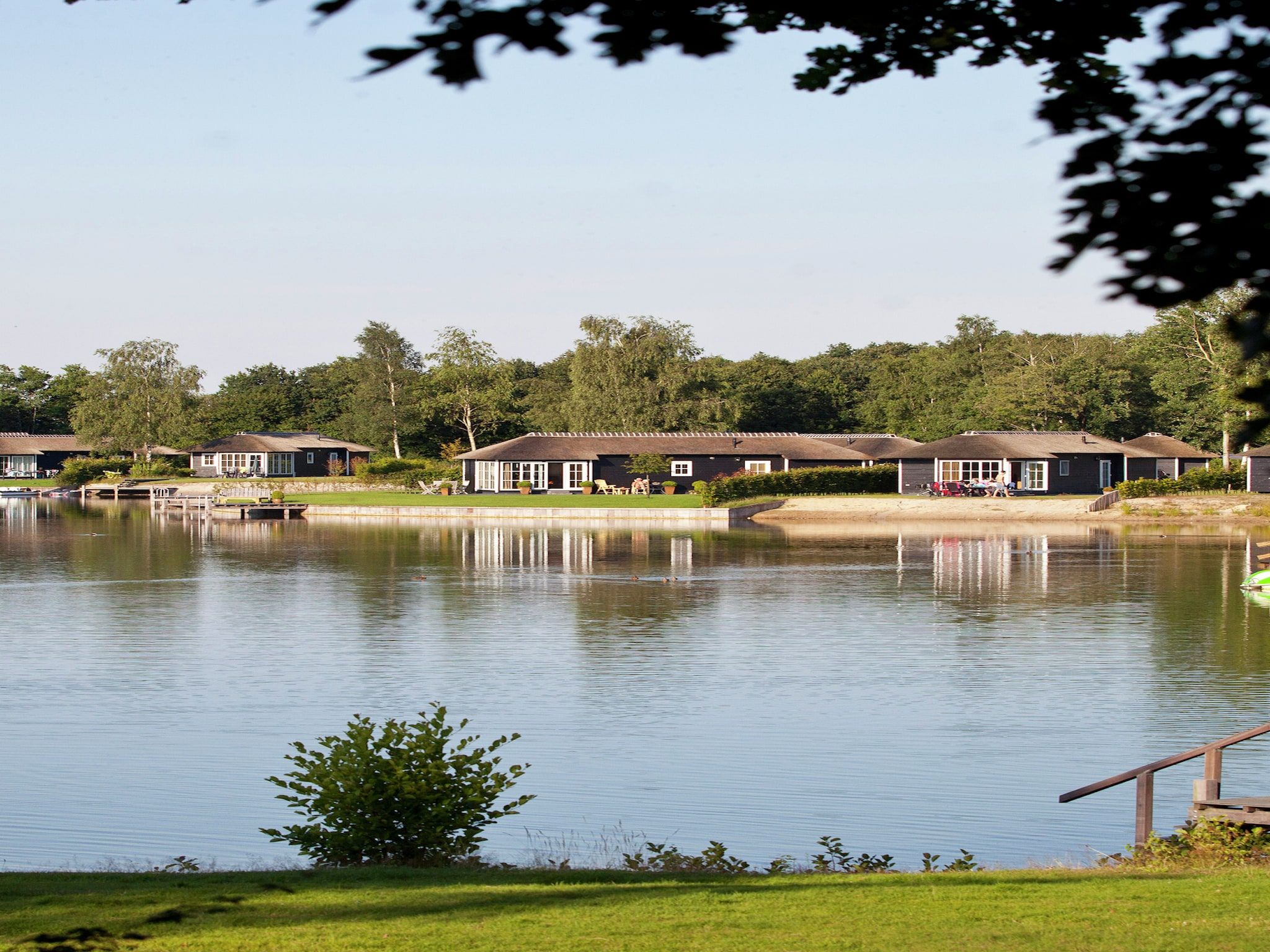 De buitenkant van Recreatiepark Tolplas 15 in Hoge Hexel