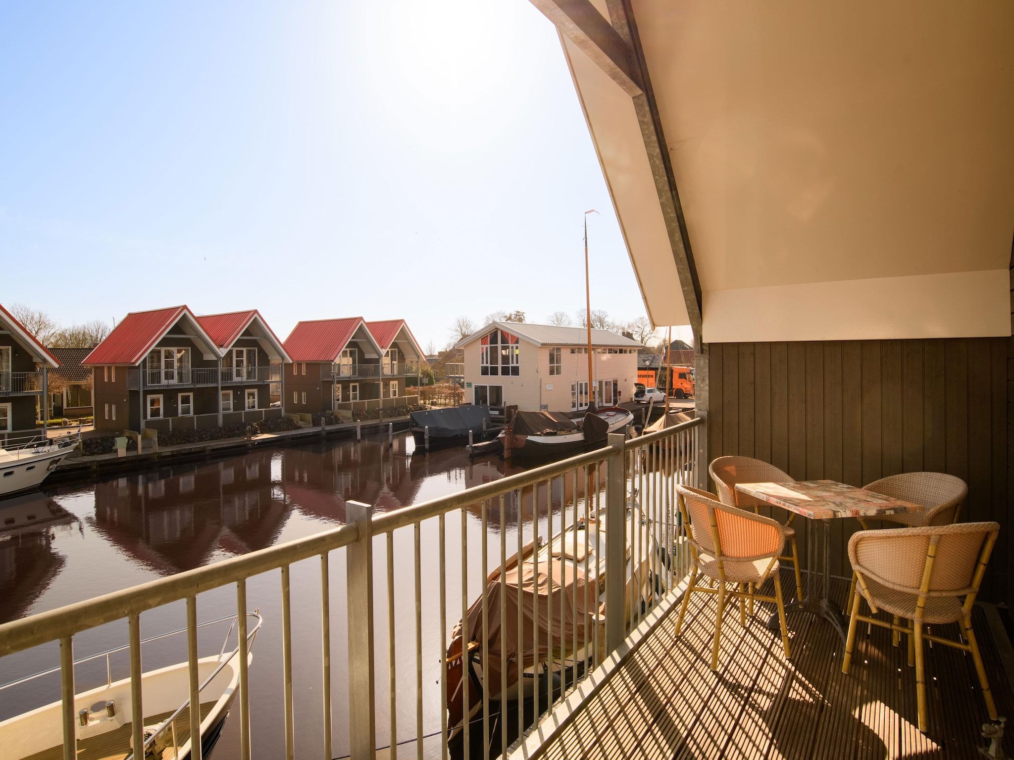 Het terras van Havenresort Terherne 1 in Terherne