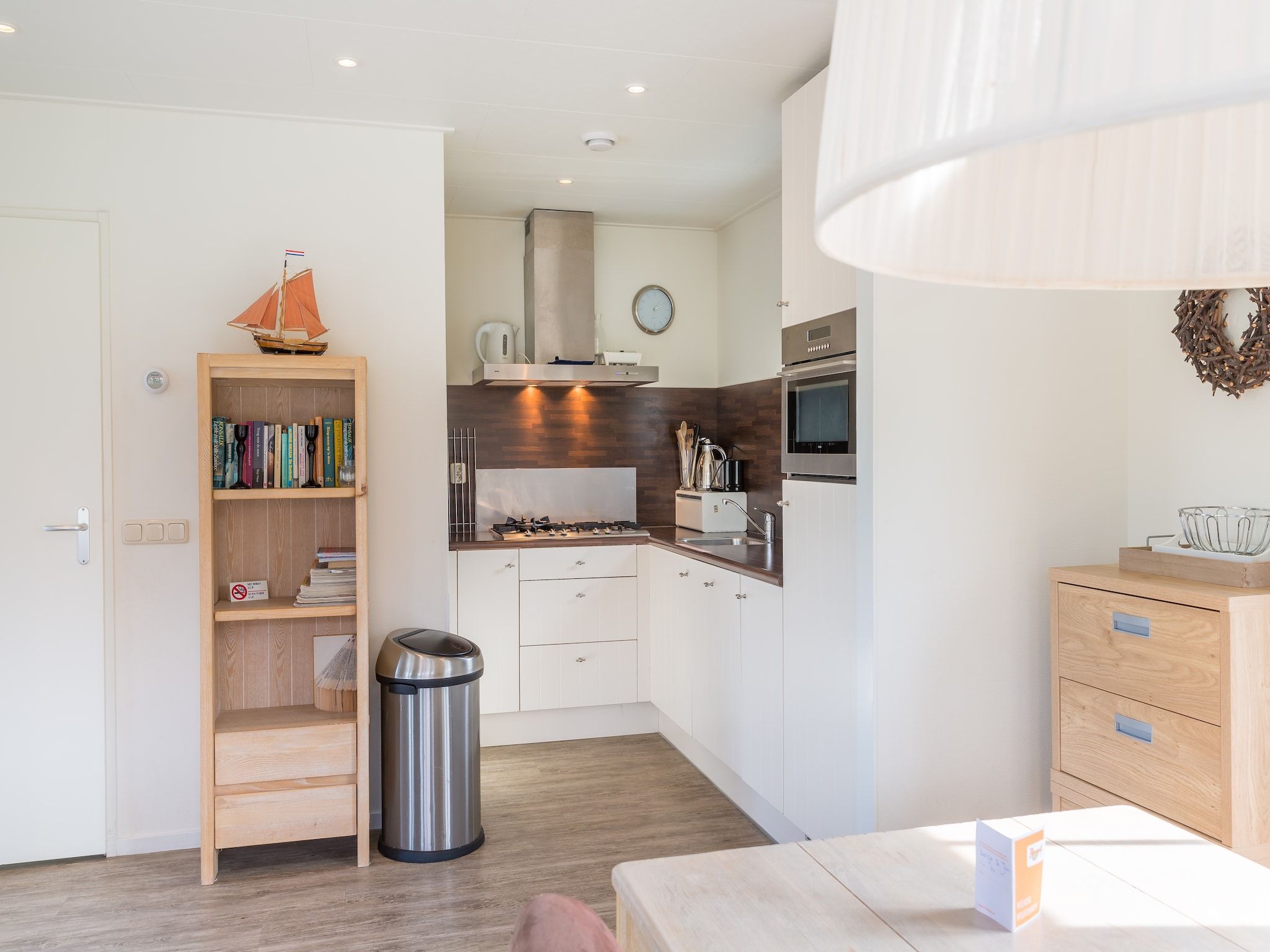 De keuken van Vakantiepark Boomhiemke 5 in Hollum-Ameland