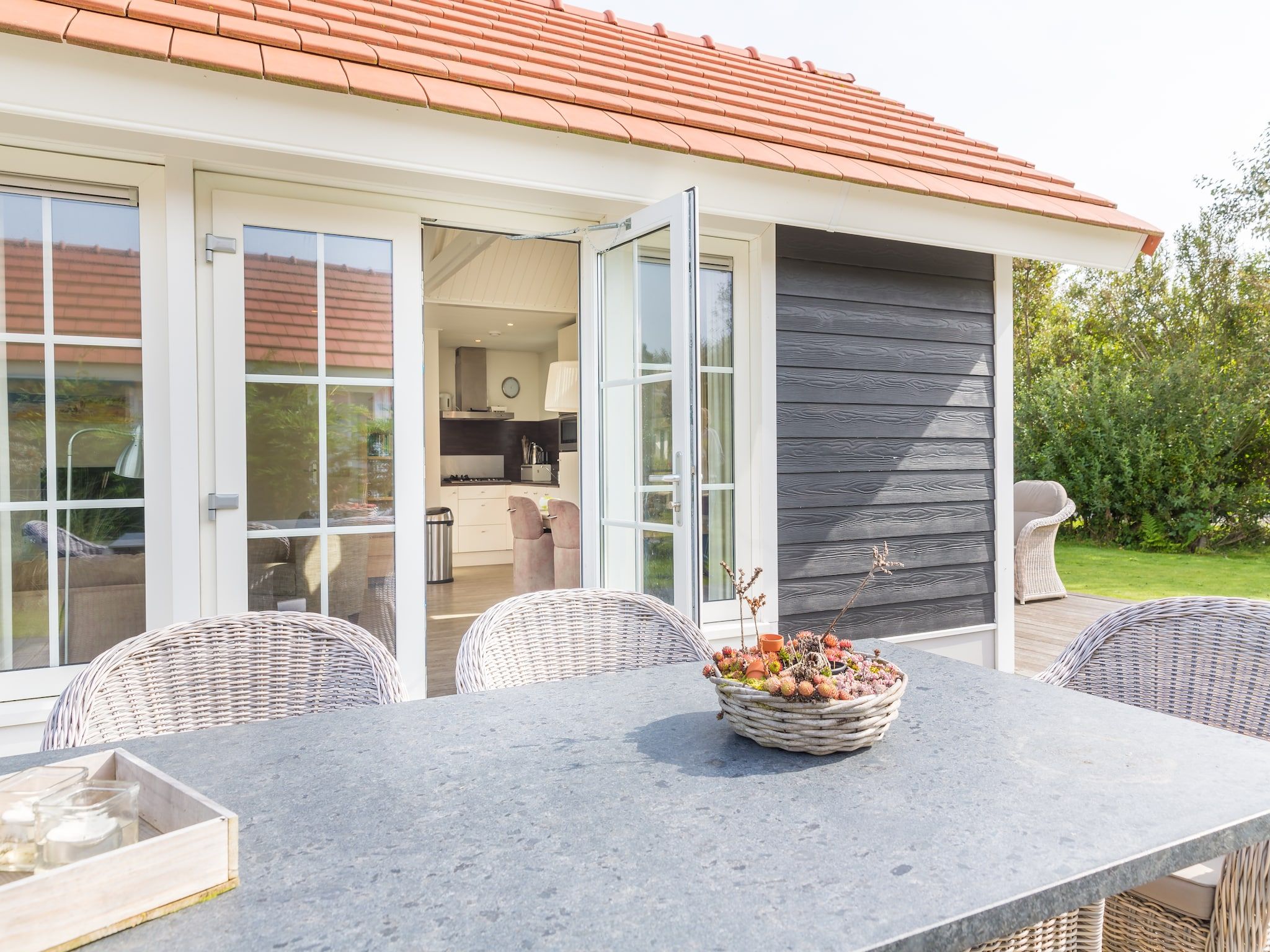 De tuin van Vakantiepark Boomhiemke 5 in Hollum-Ameland