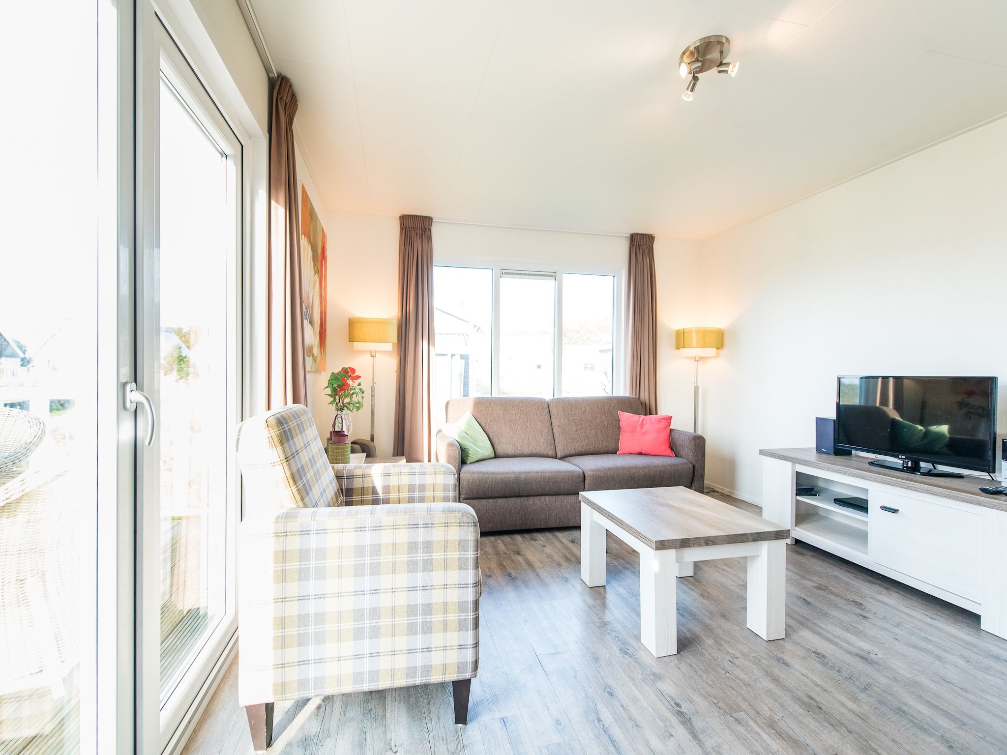 De woonkamer van Vakantiepark Boomhiemke 6 in Hollum-Ameland