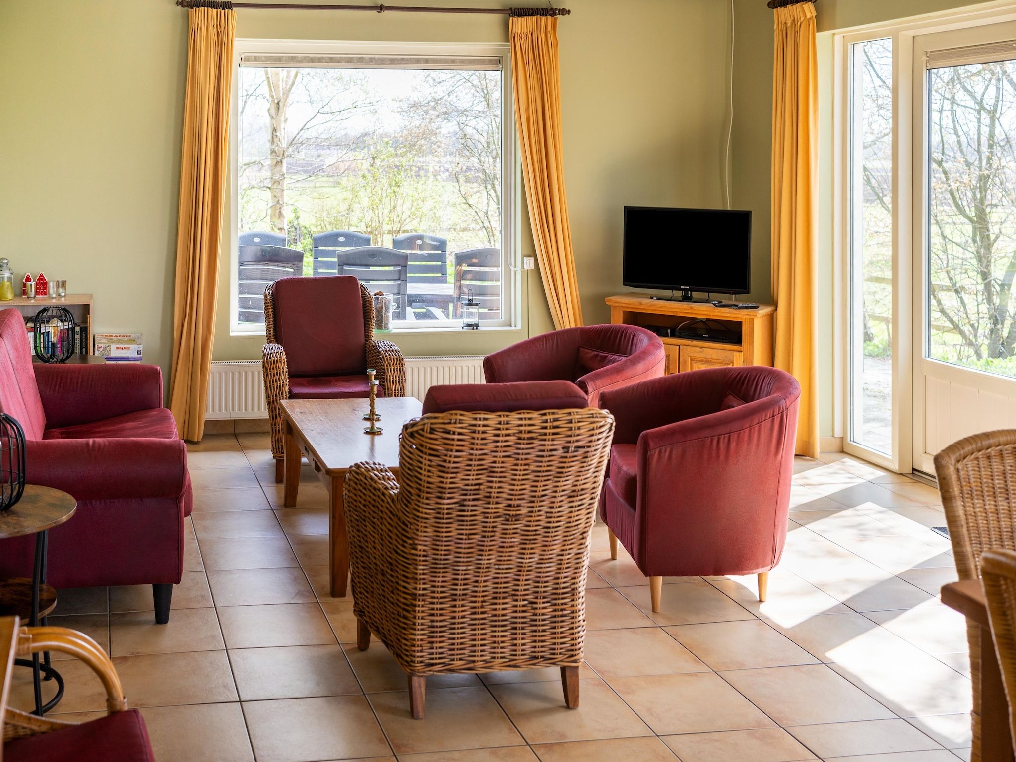 De woonkamer van De Kibbelhoeve in Kibbelveen