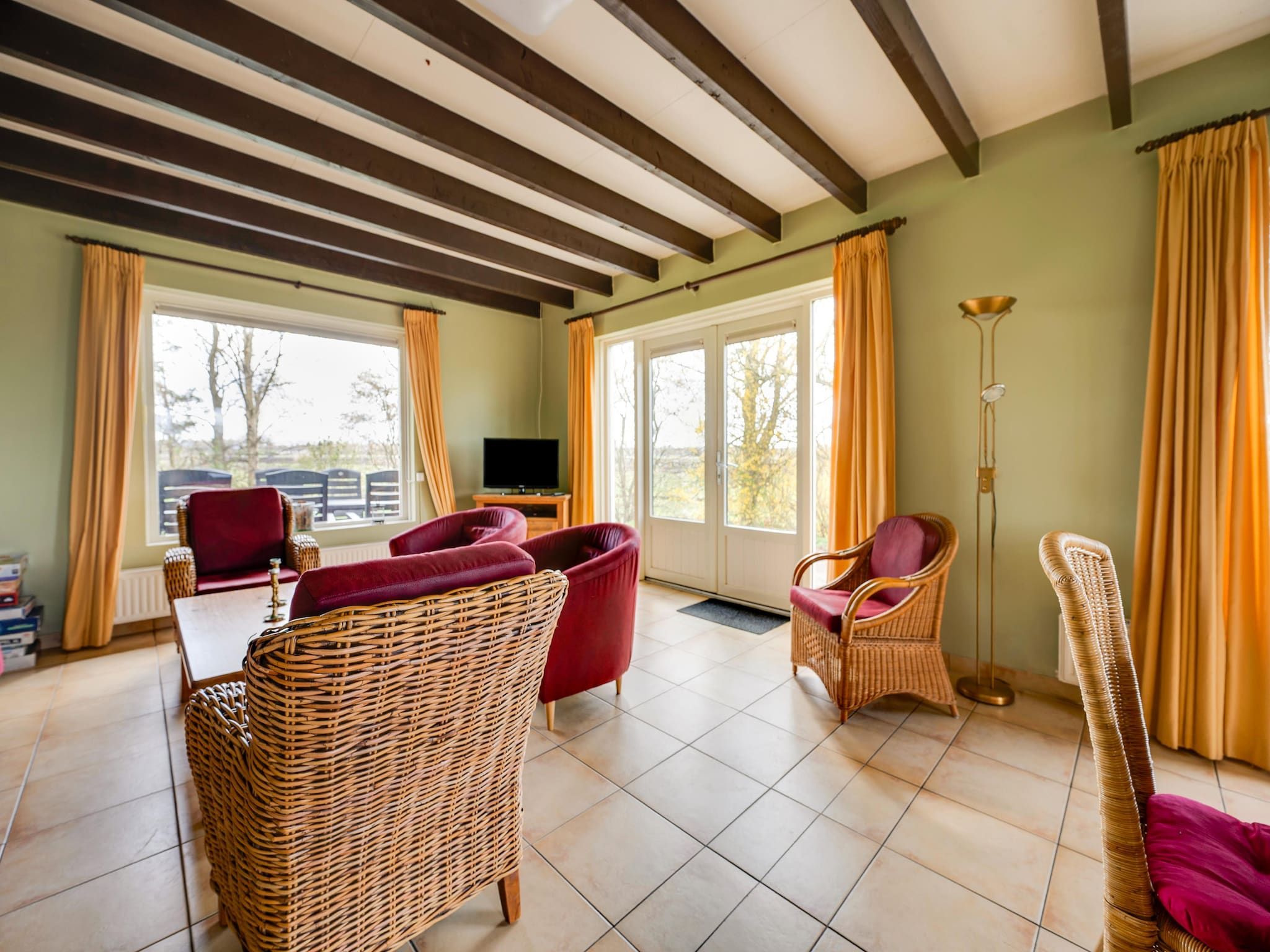 De woonkamer van De Kibbelhoeve in Kibbelveen