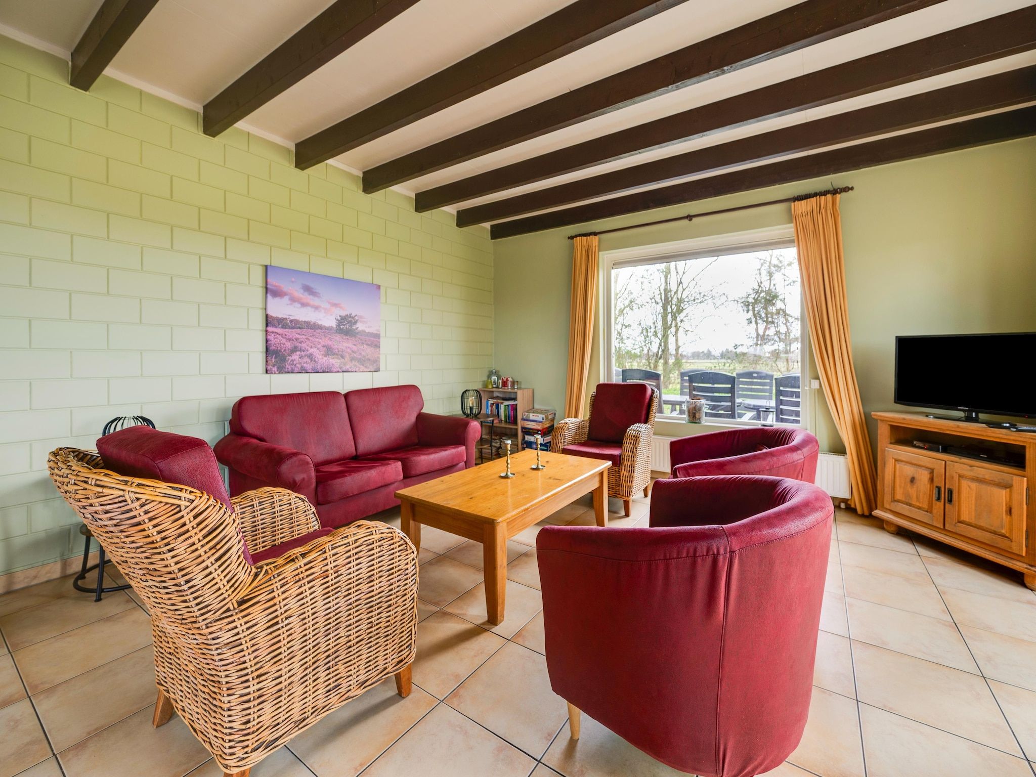 De woonkamer van De Kibbelhoeve in Kibbelveen