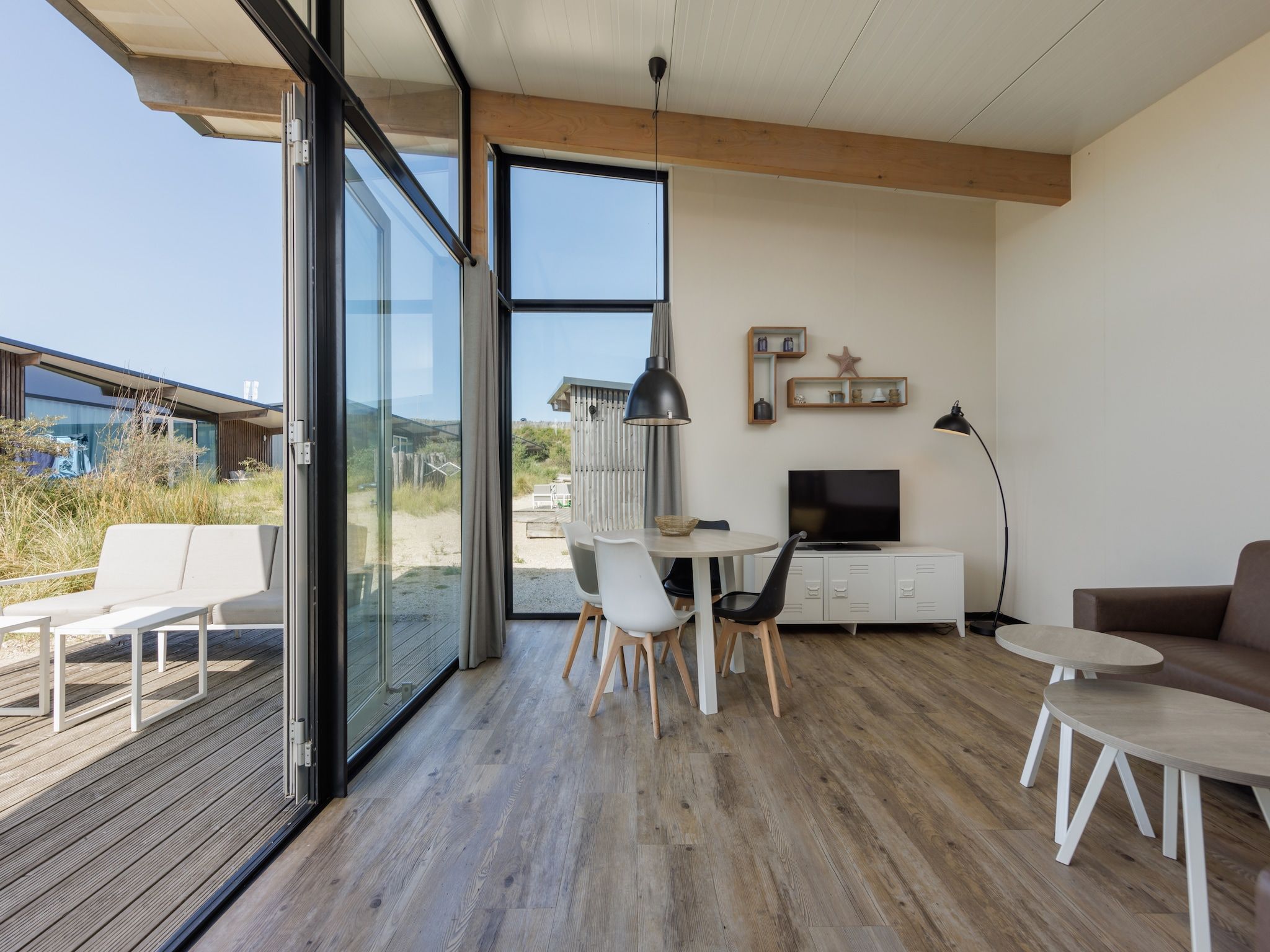 De woonkamer van Sea Lodges Bloemendaal 1 in Bloemendaal