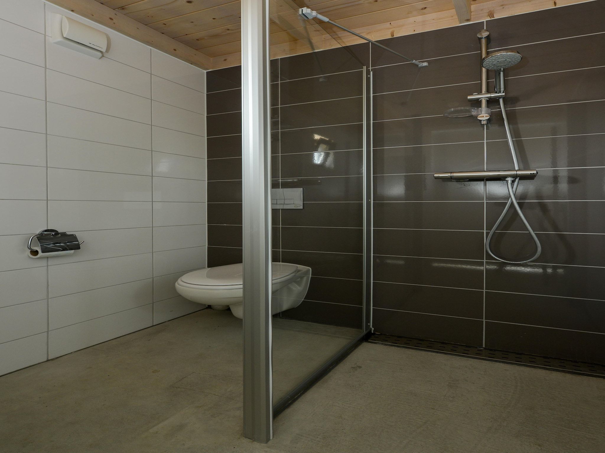 De badkamer van Sea Lodges Bloemendaal 2 in Bloemendaal