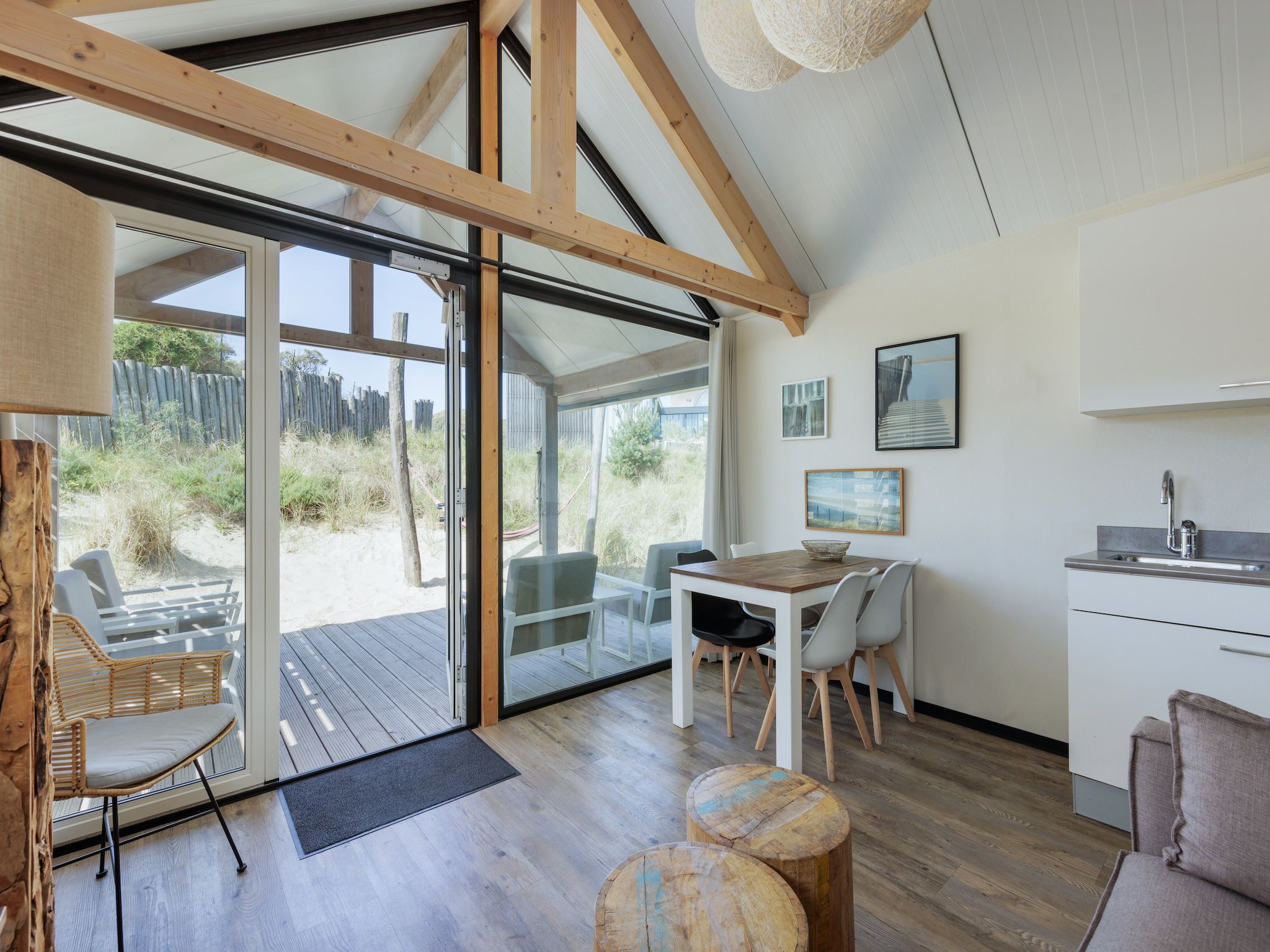 De woonkamer van Sea Lodges Bloemendaal 2 in Bloemendaal