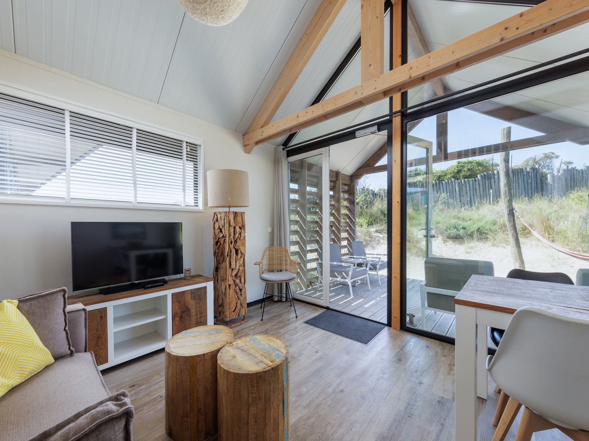 De woonkamer van Sea Lodges Bloemendaal 2 in Bloemendaal