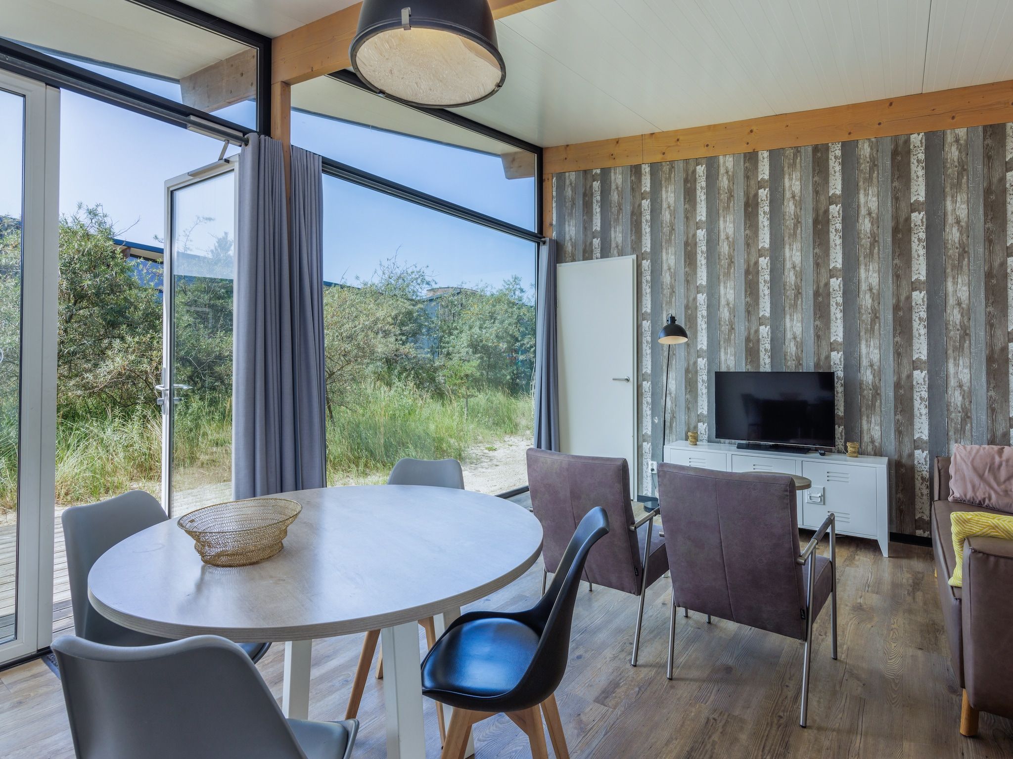 De woonkamer van Sea Lodges Bloemendaal 3 in Bloemendaal