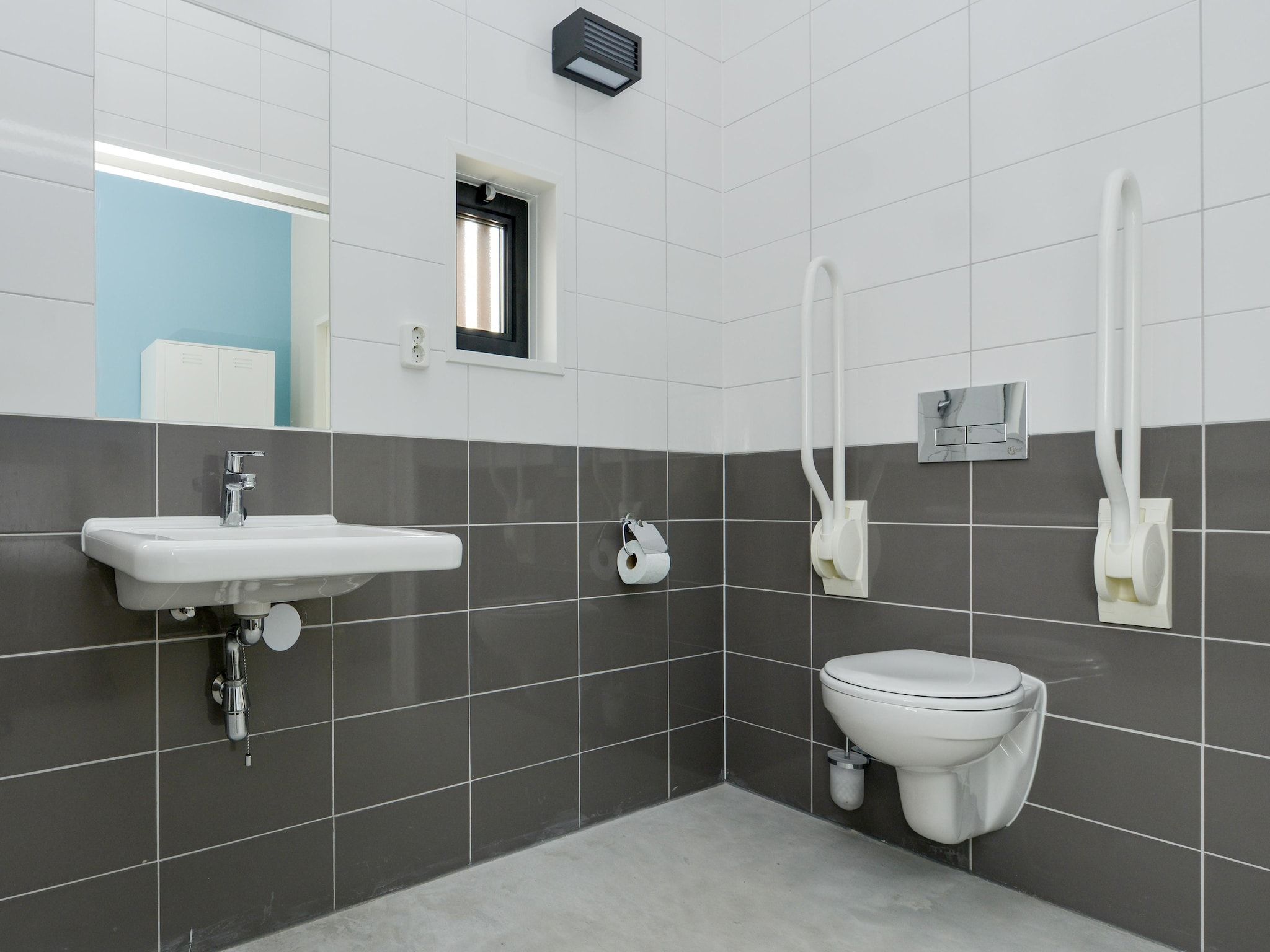 De badkamer van Sea Lodges Bloemendaal 4 in Bloemendaal