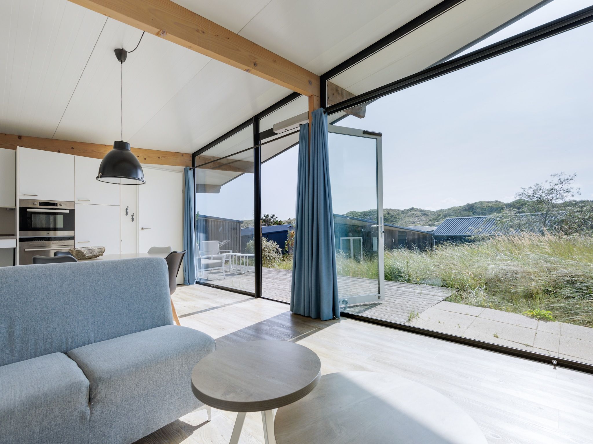 De woonkamer van Sea Lodges Bloemendaal 4 in Bloemendaal