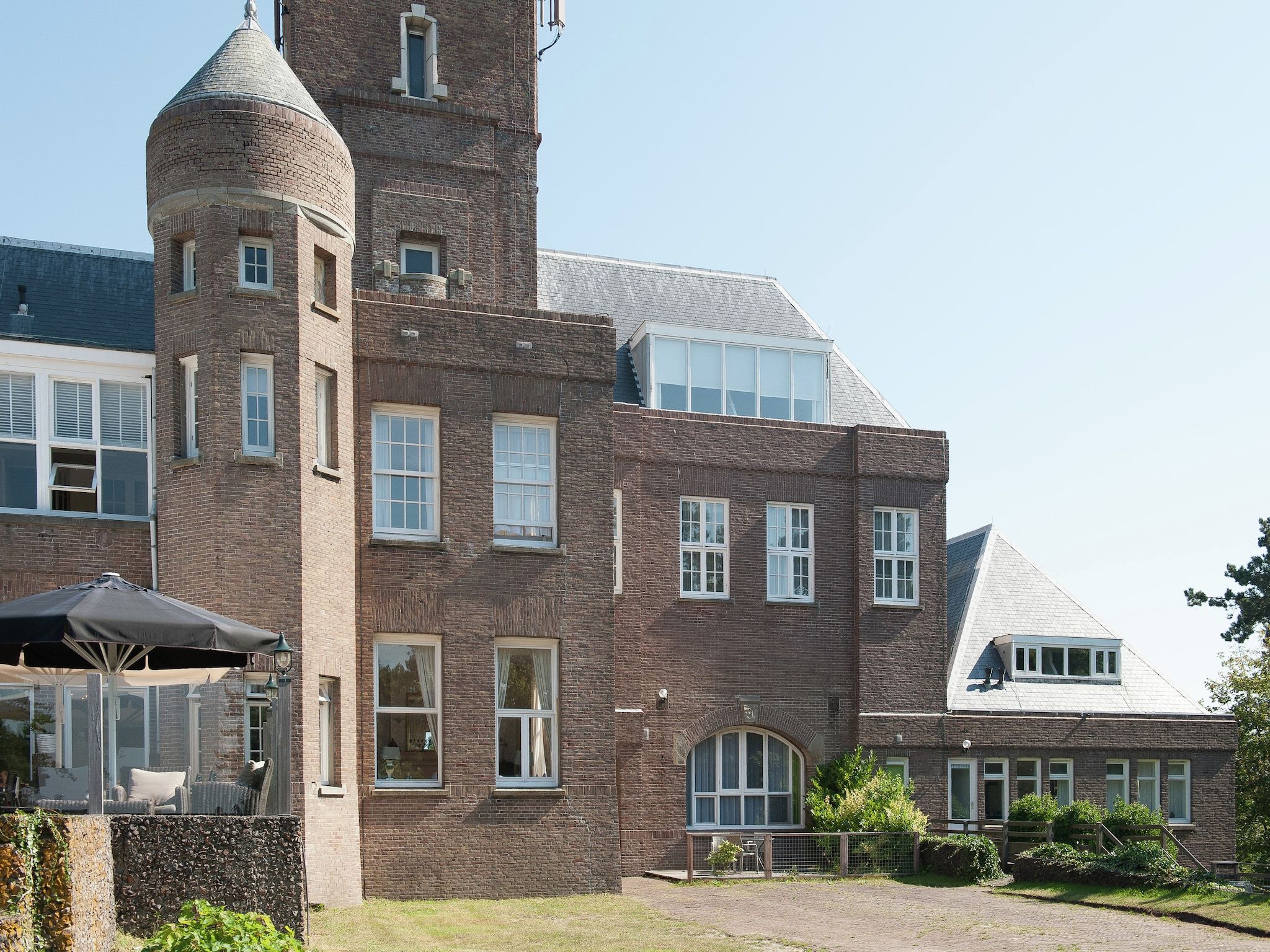 De buitenkant van Huize Glory Citrien in Bergen aan zee