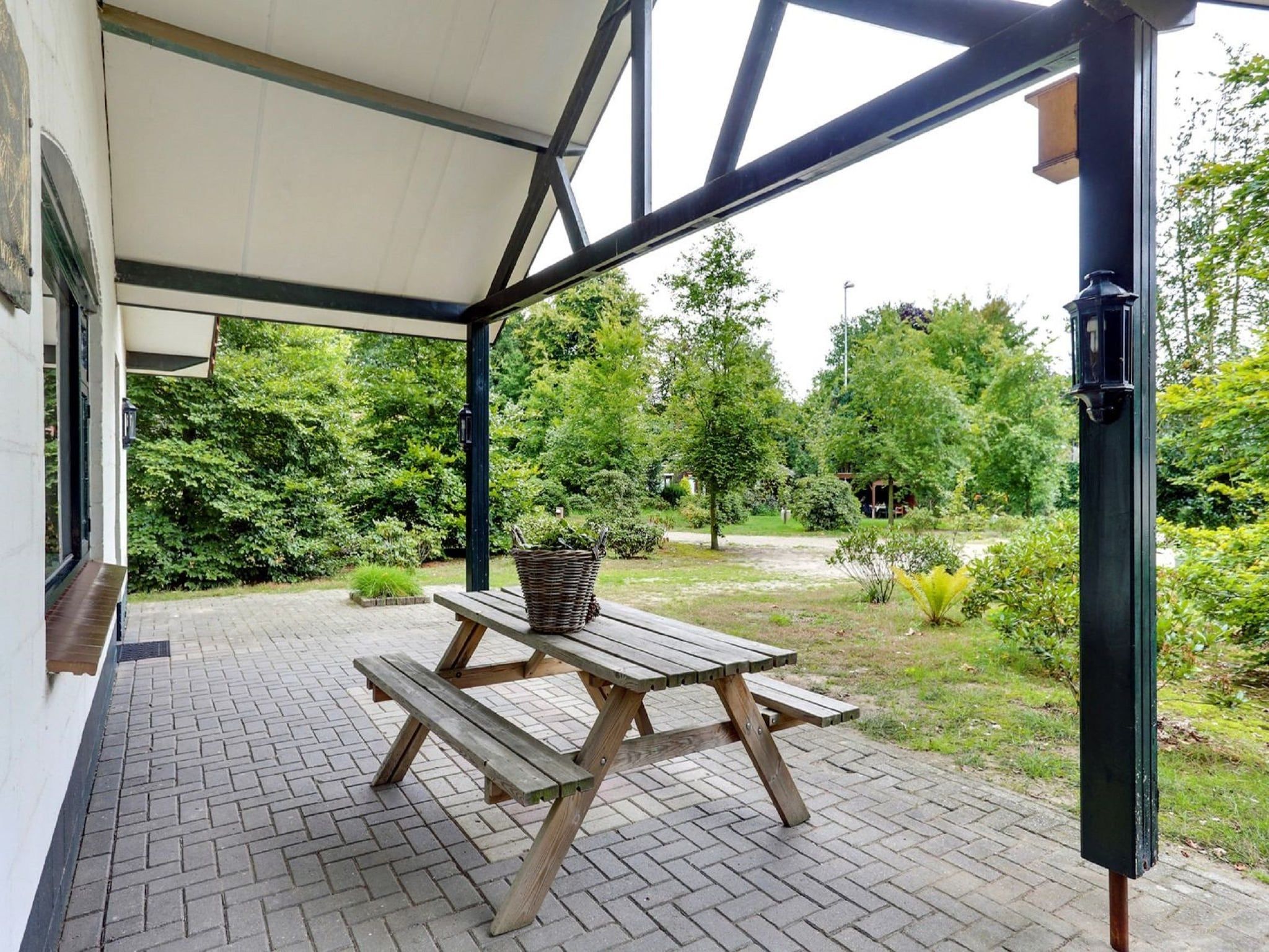 Het terras van Vakantiepark Sandberghe 3 in Uden