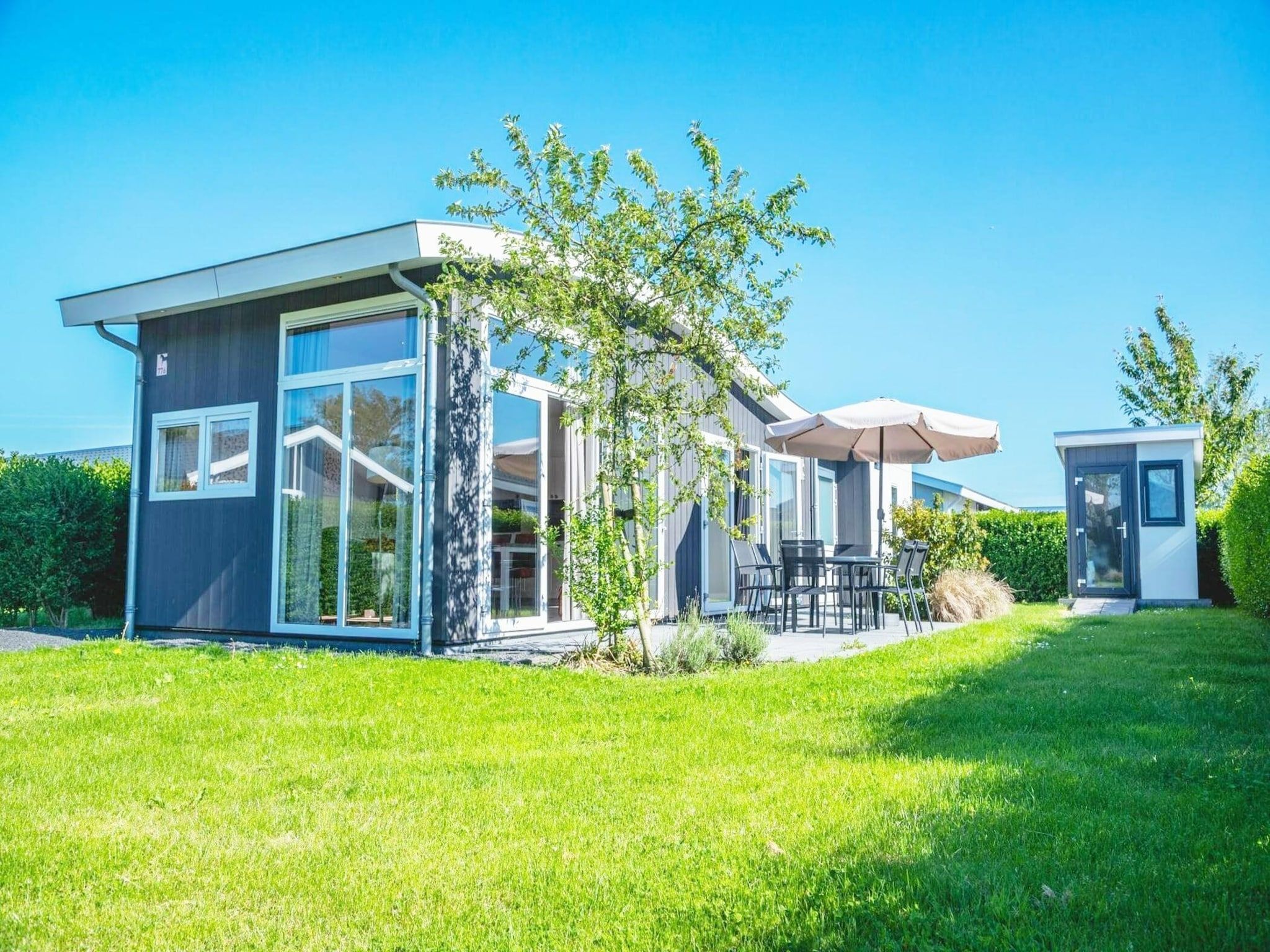 De buitenkant van Beemsterdijk  6 personen in West-Graftdijk