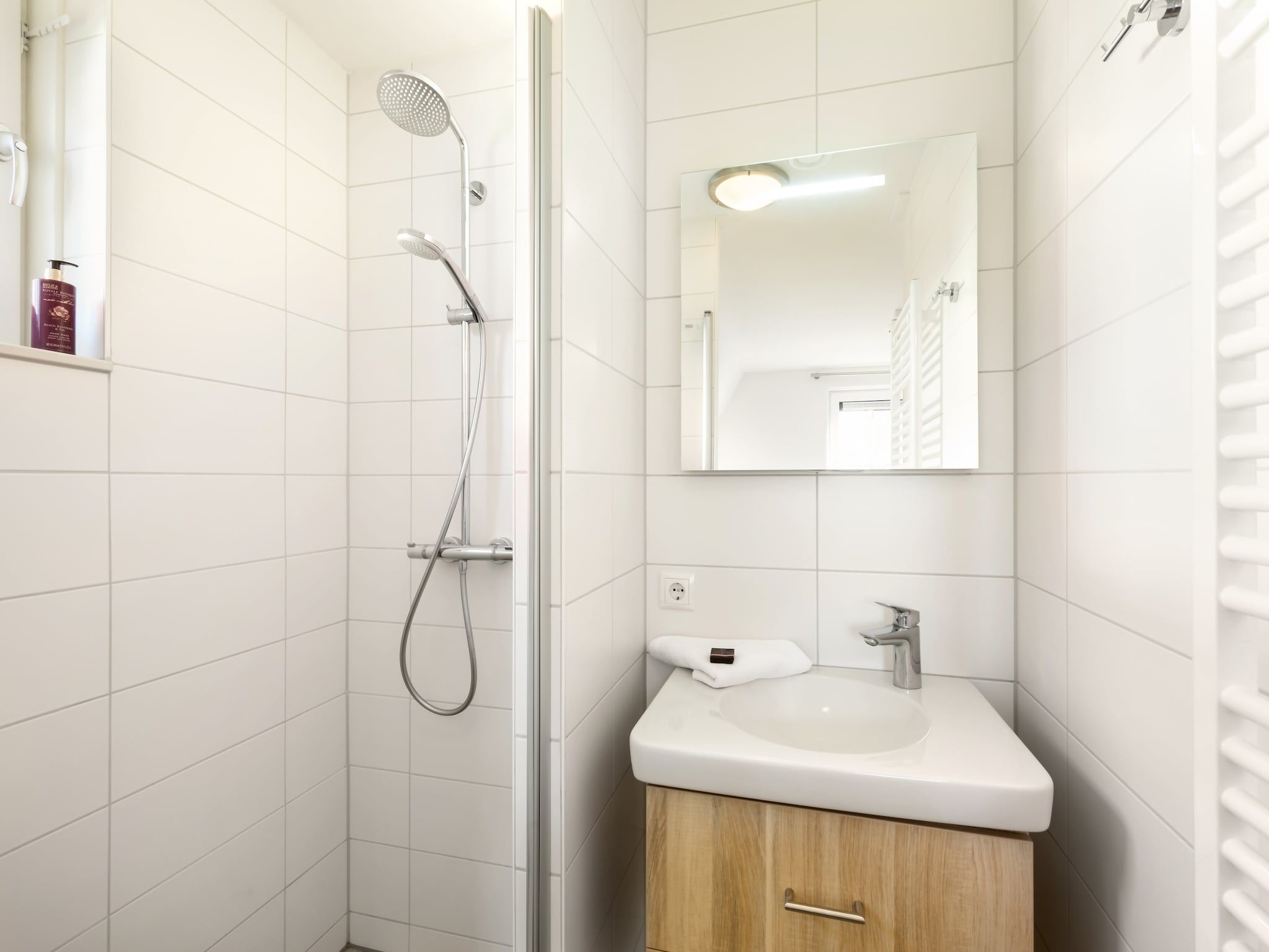 De badkamer van Noordzee Résidence Dishoek 4 in Koudekerke