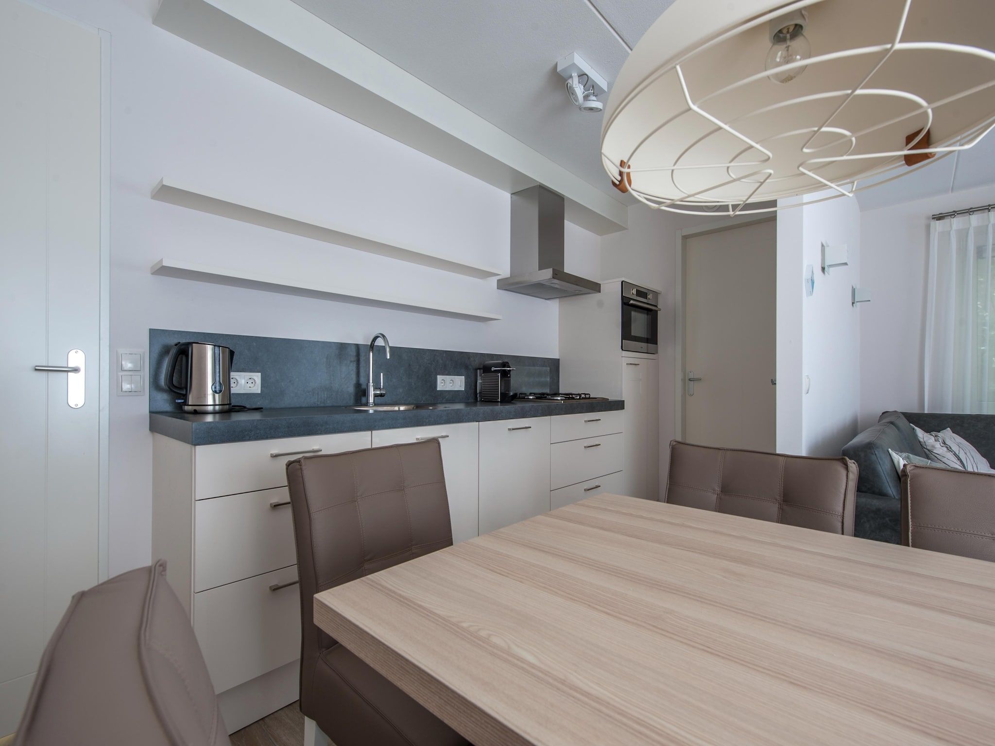 De keuken van Noordzee Résidence Dishoek 8 in Koudekerke