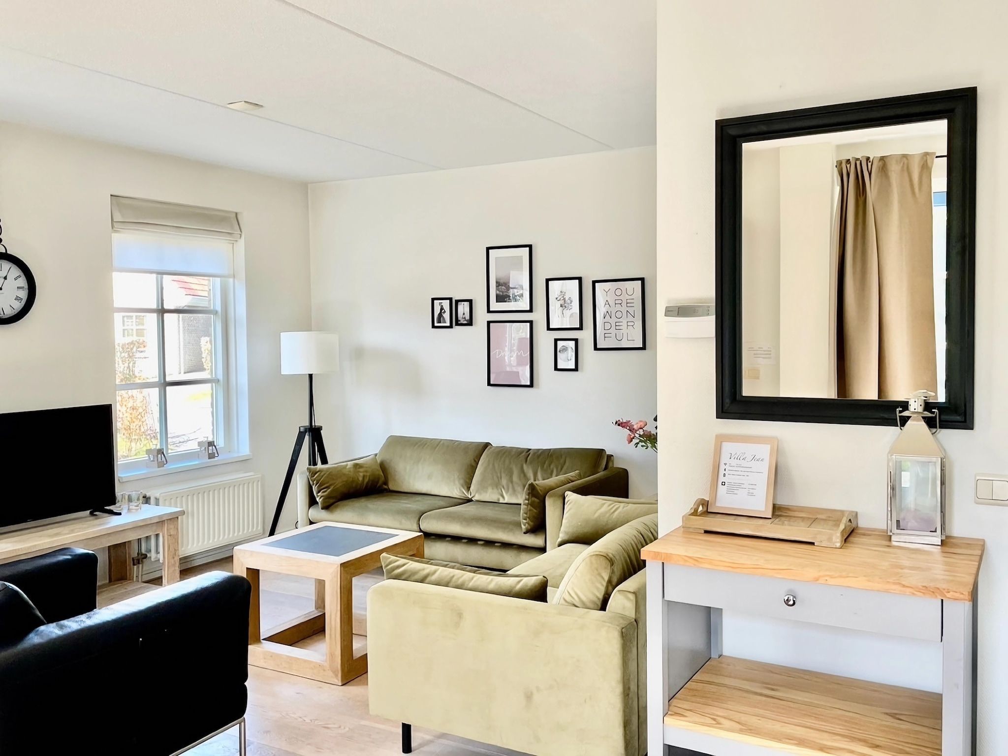 De woonkamer van Villa Jean in Schoorl