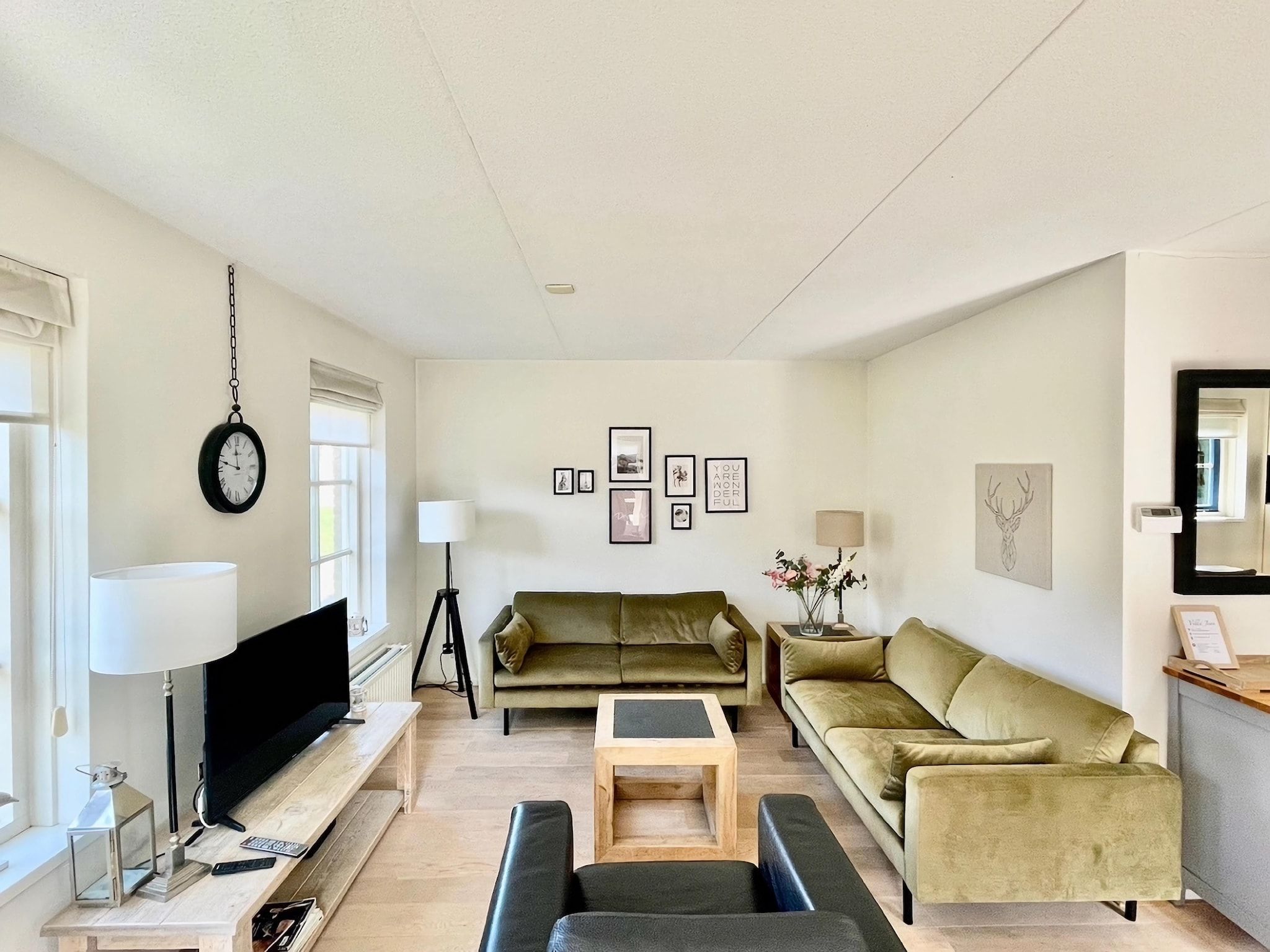 De woonkamer van Villa Jean in Schoorl