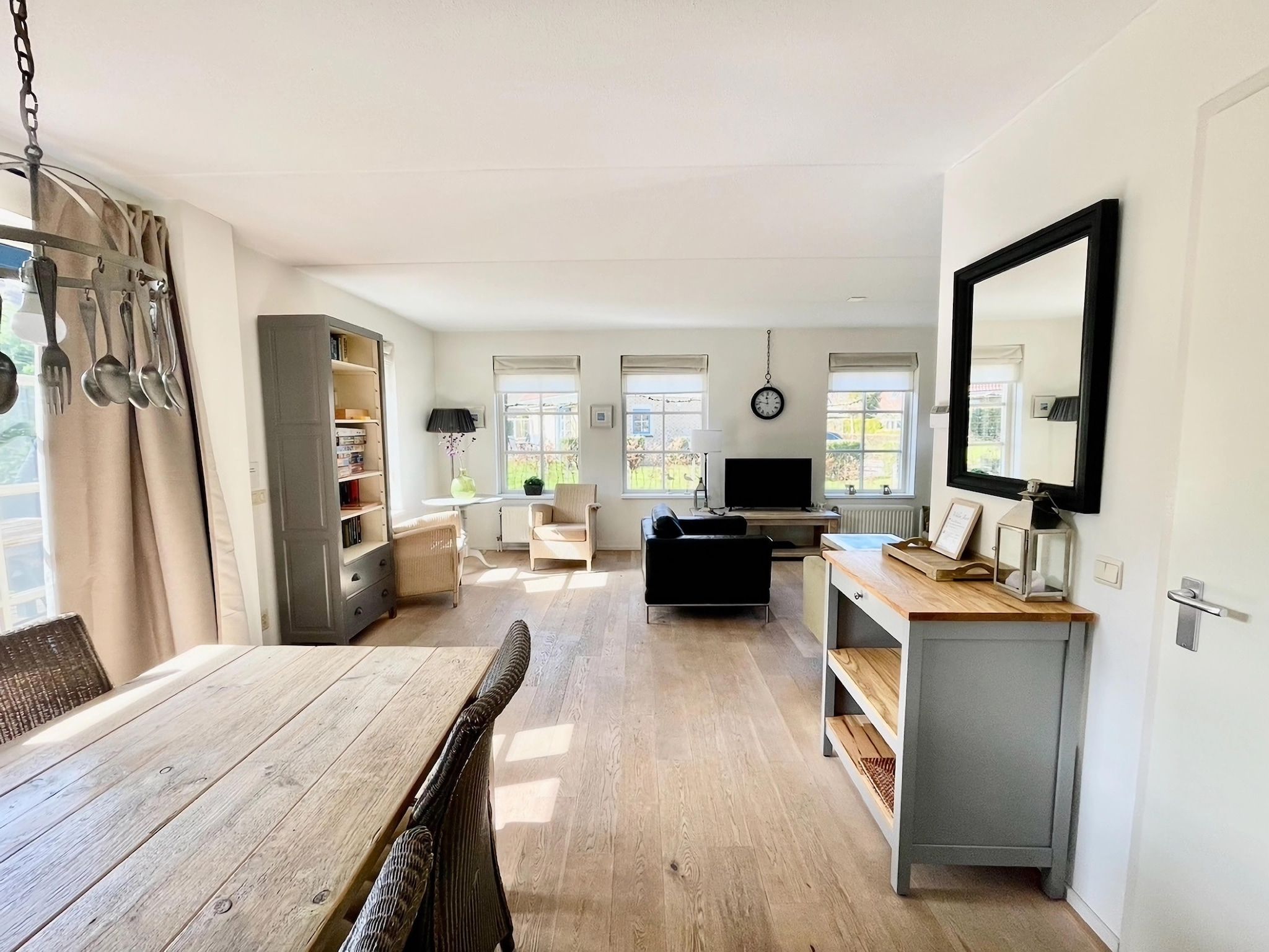 De eetkamer van Villa Jean in Schoorl