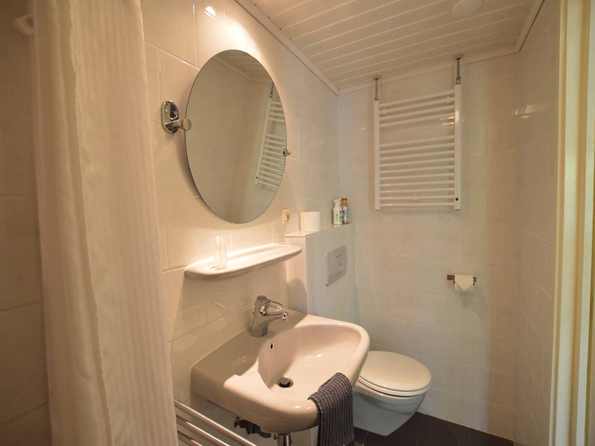 De badkamer van Het Kleine Landgoed in Stramproy