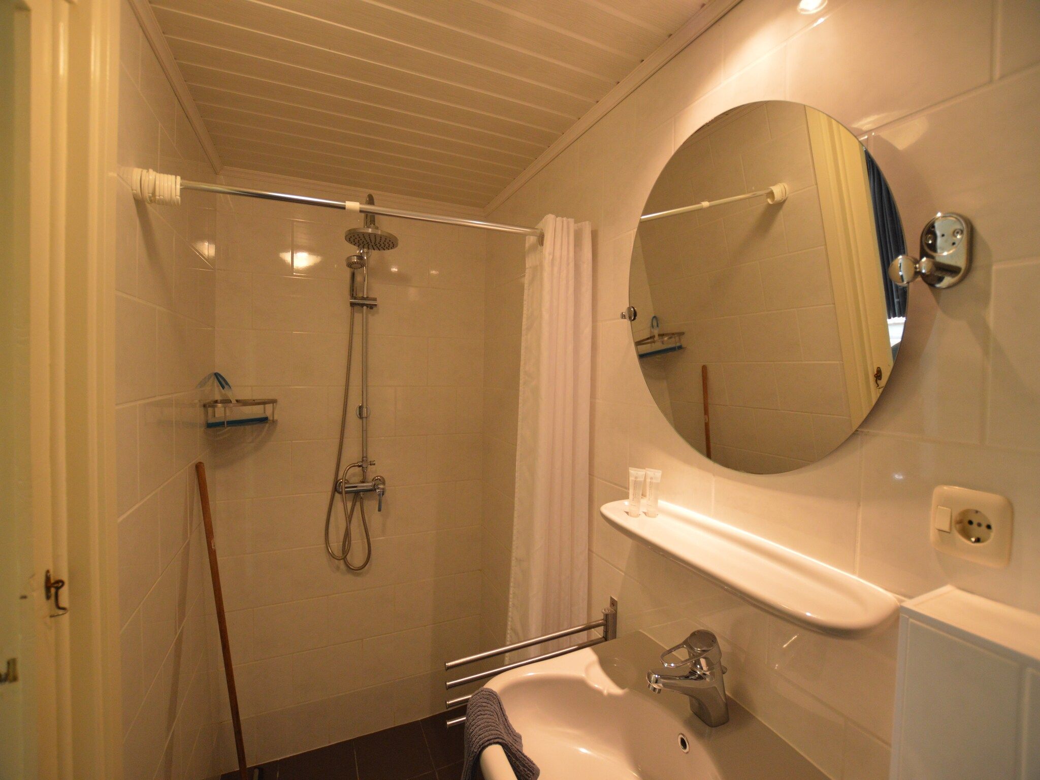 De badkamer van Het Kleine Landgoed in Stramproy