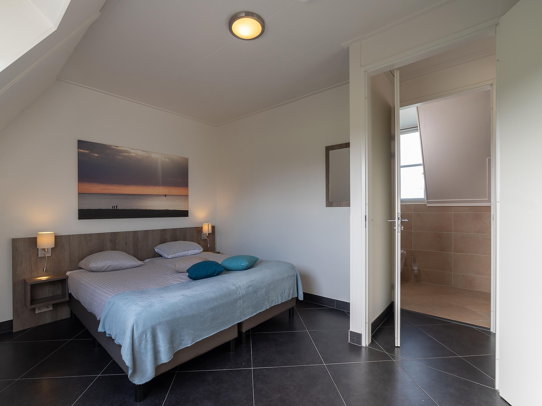 Een slaapkamer van Luxe Beveland met Zwembad in Colijnsplaat