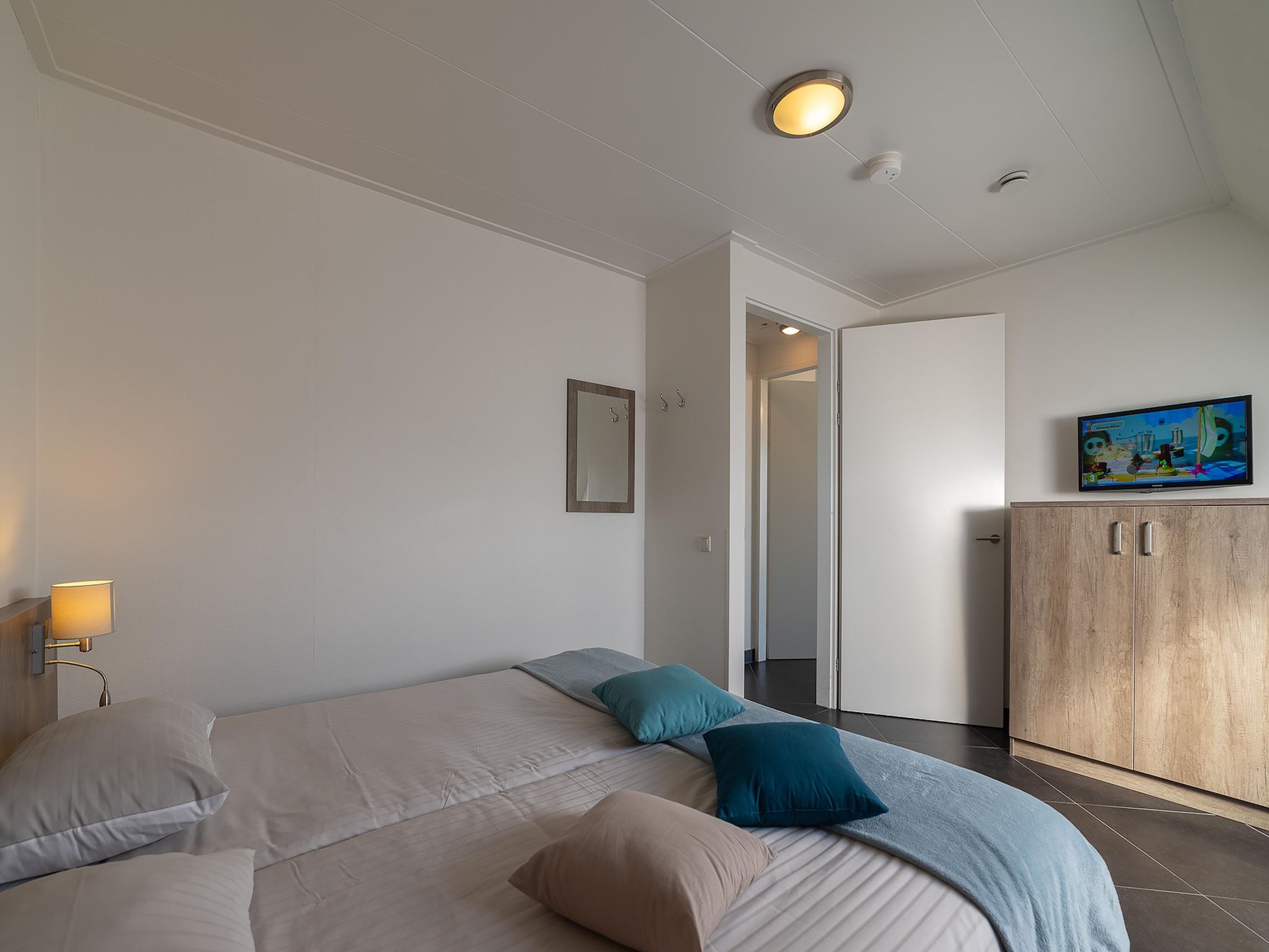 Een slaapkamer van Luxe Beveland met Zwembad in Colijnsplaat