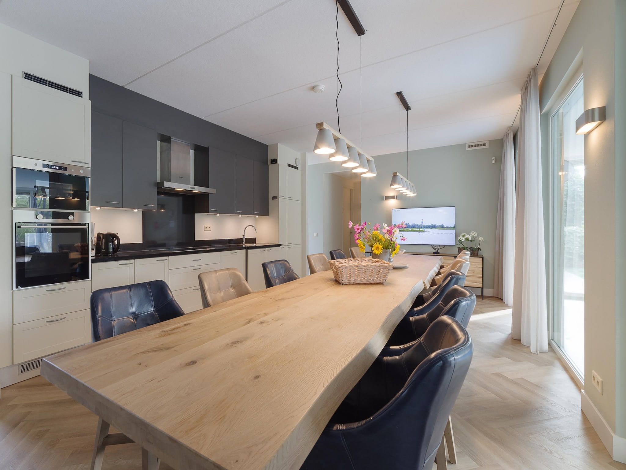 De eetkamer van Luxe Beveland met Zwembad in Colijnsplaat