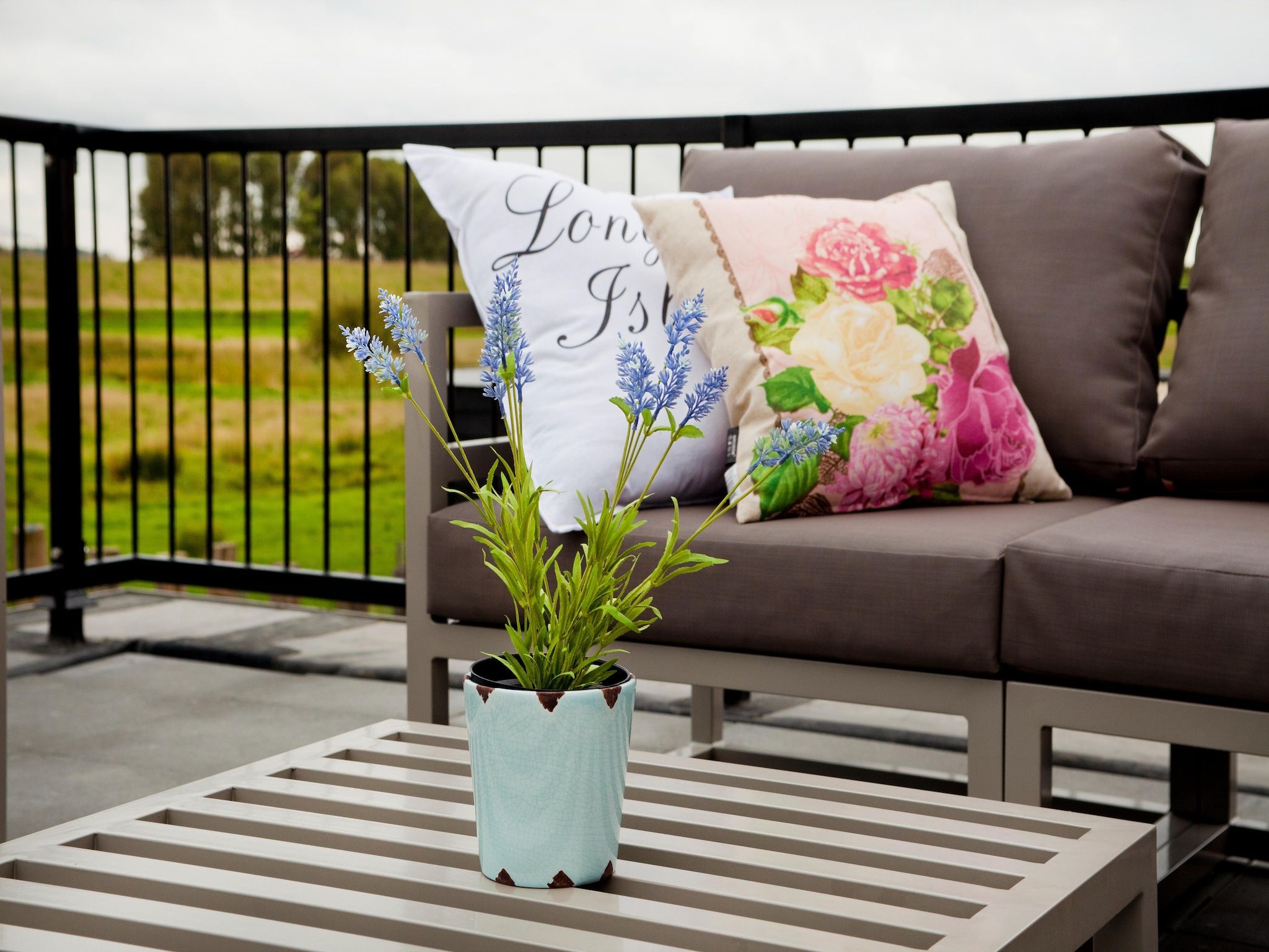 De tuin van Luxe Beveland met Zwembad in Colijnsplaat