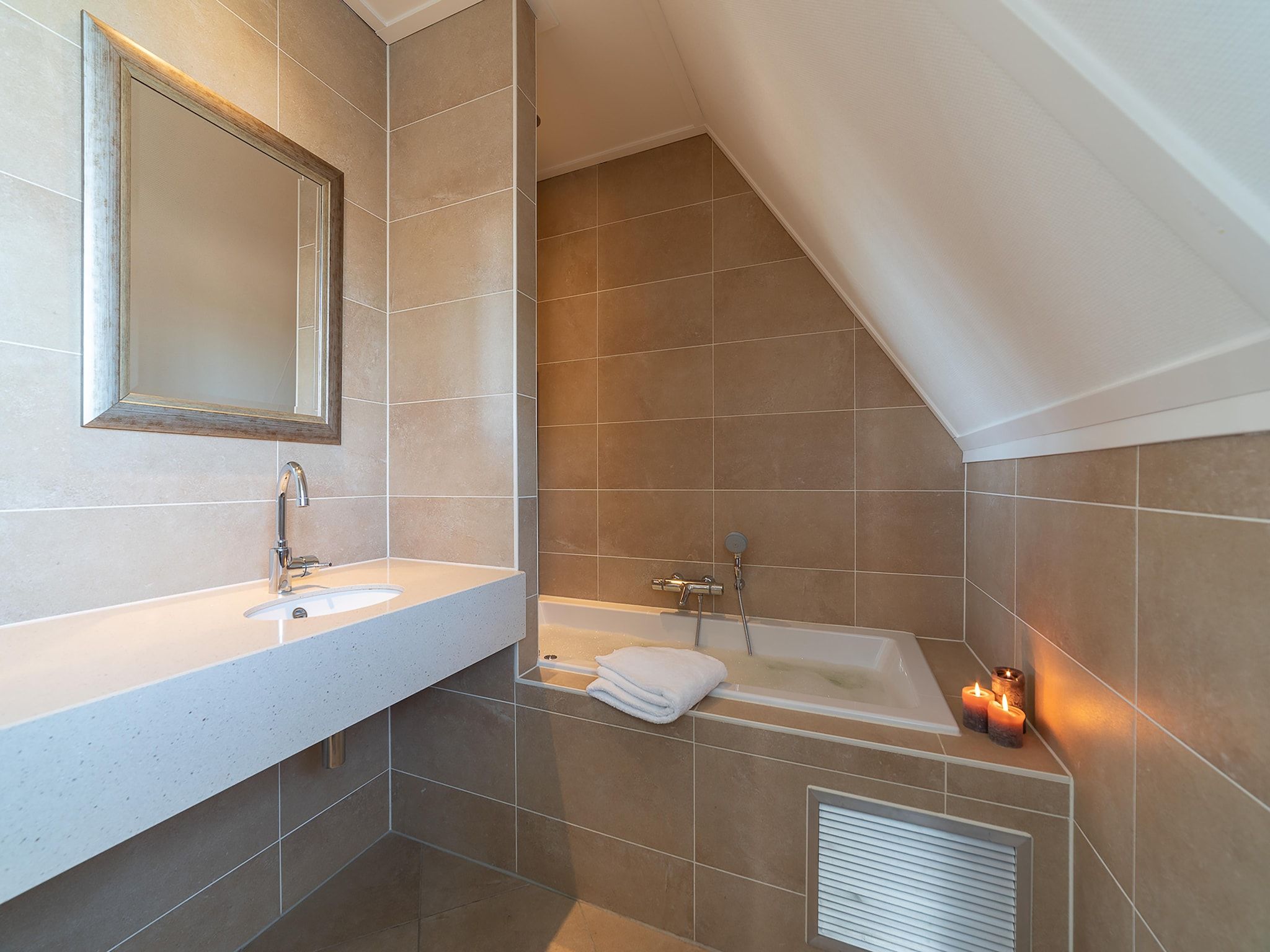 De badkamer van Luxe Beveland met zwembad  sauna in Colijnsplaat