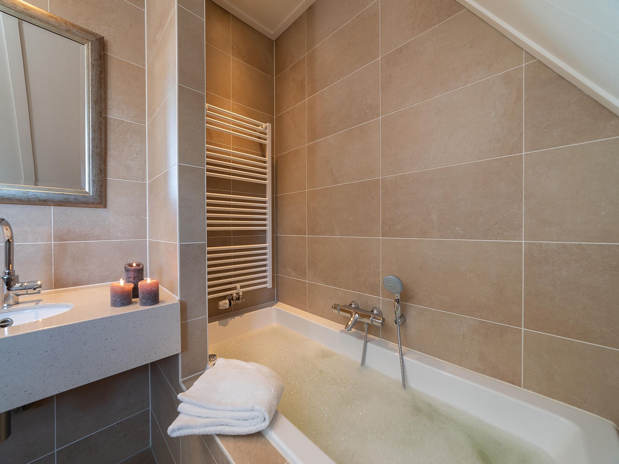 De badkamer van Luxe Beveland met zwembad  sauna in Colijnsplaat