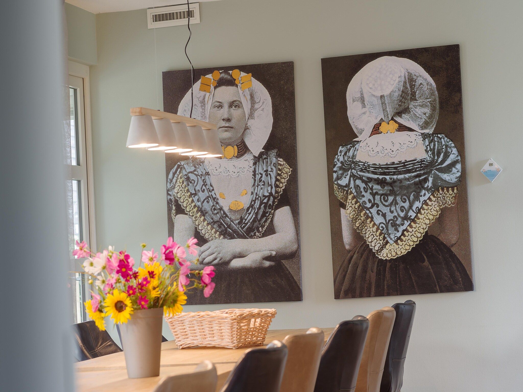 De eetkamer van Luxe Beveland met zwembad  sauna in Colijnsplaat