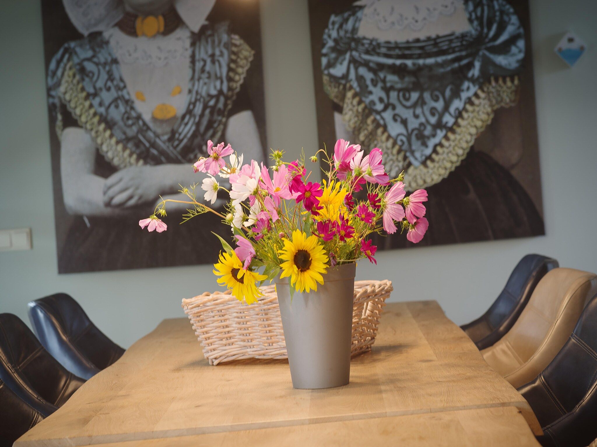 De eetkamer van Luxe Beveland met zwembad  sauna in Colijnsplaat
