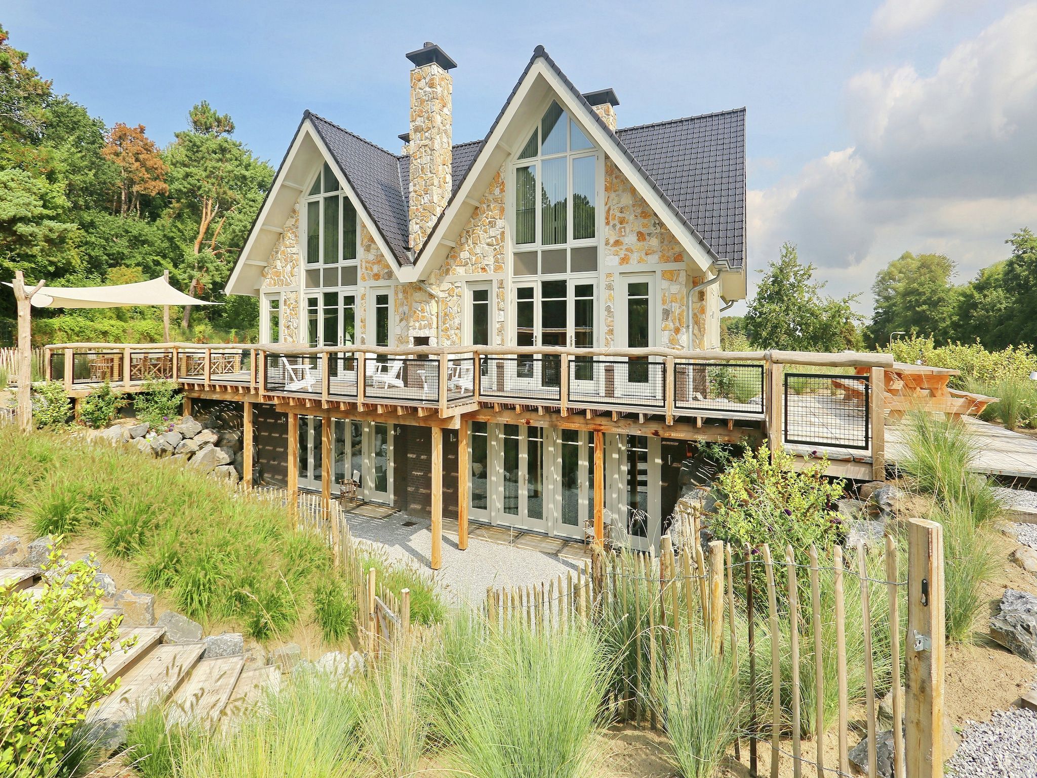 De buitenkant van Duinvilla Noordwijk in Noordwijk