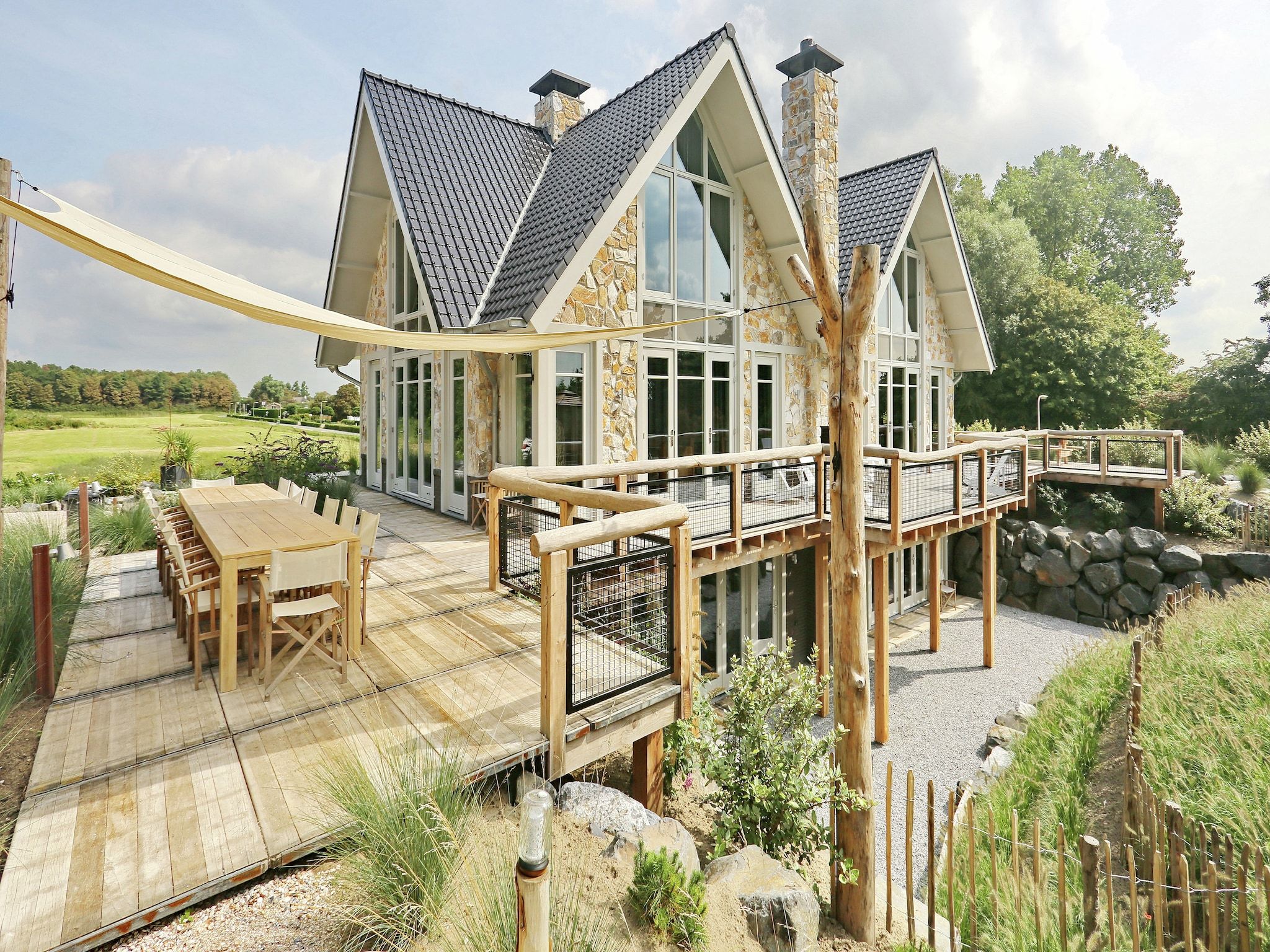 De buitenkant van Duinvilla Noordwijk in Noordwijk