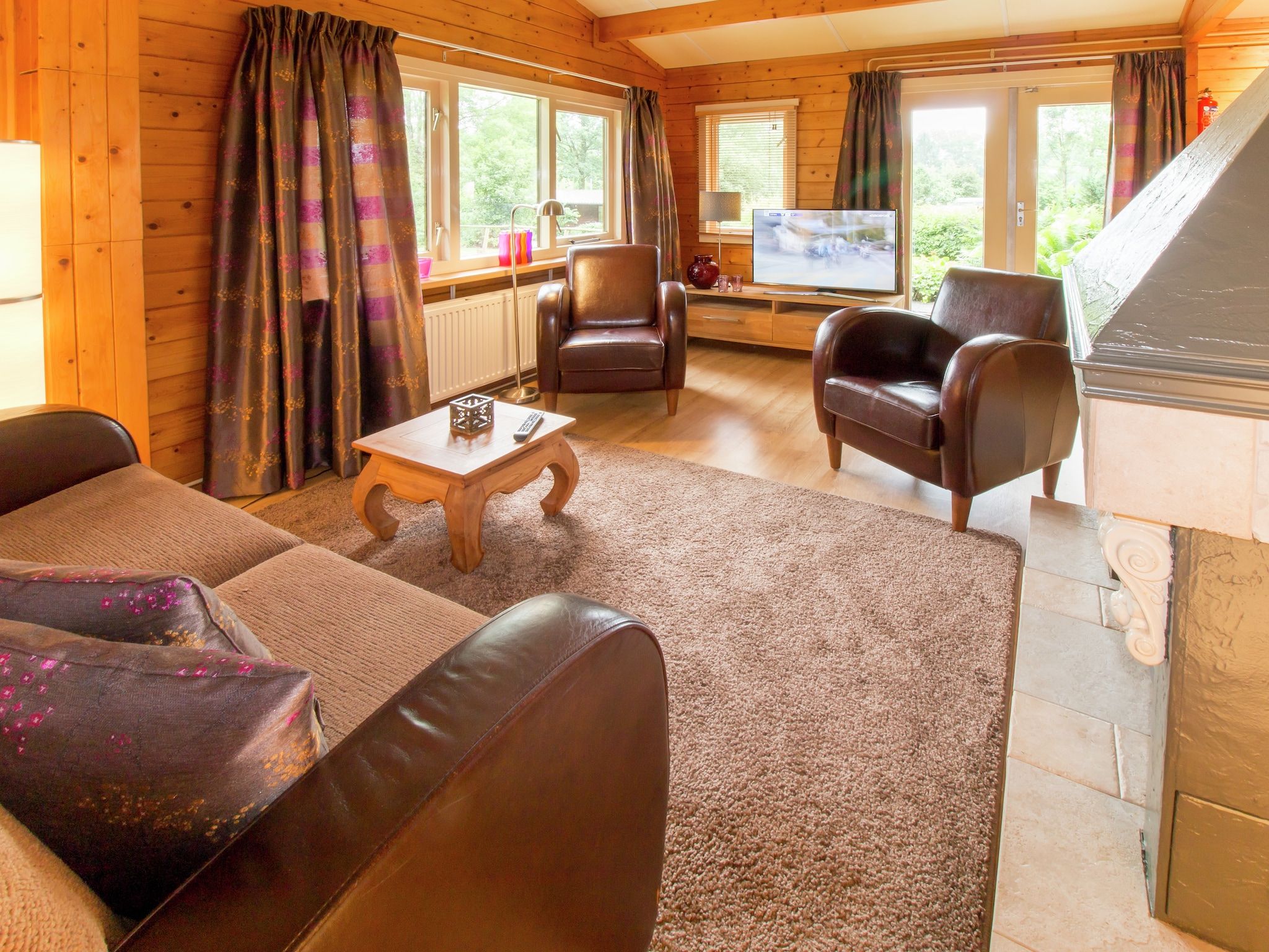 De woonkamer van Chaletpark Kuiperberg 4 in Ootmarsum