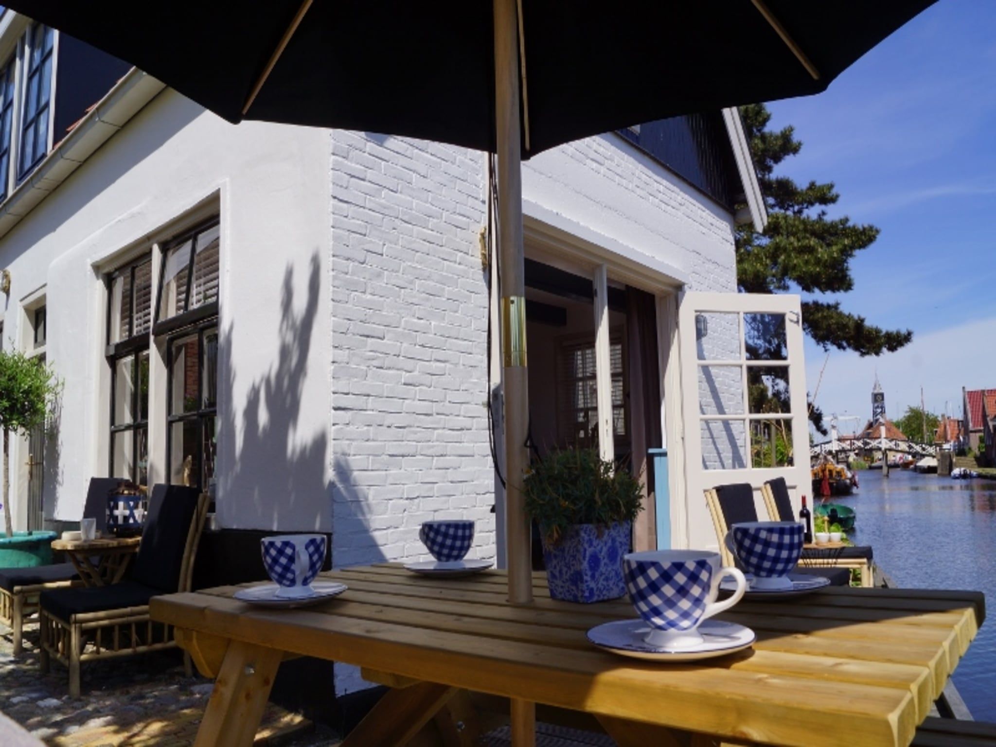 De buitenkant van Skippers Inn in Hindeloopen