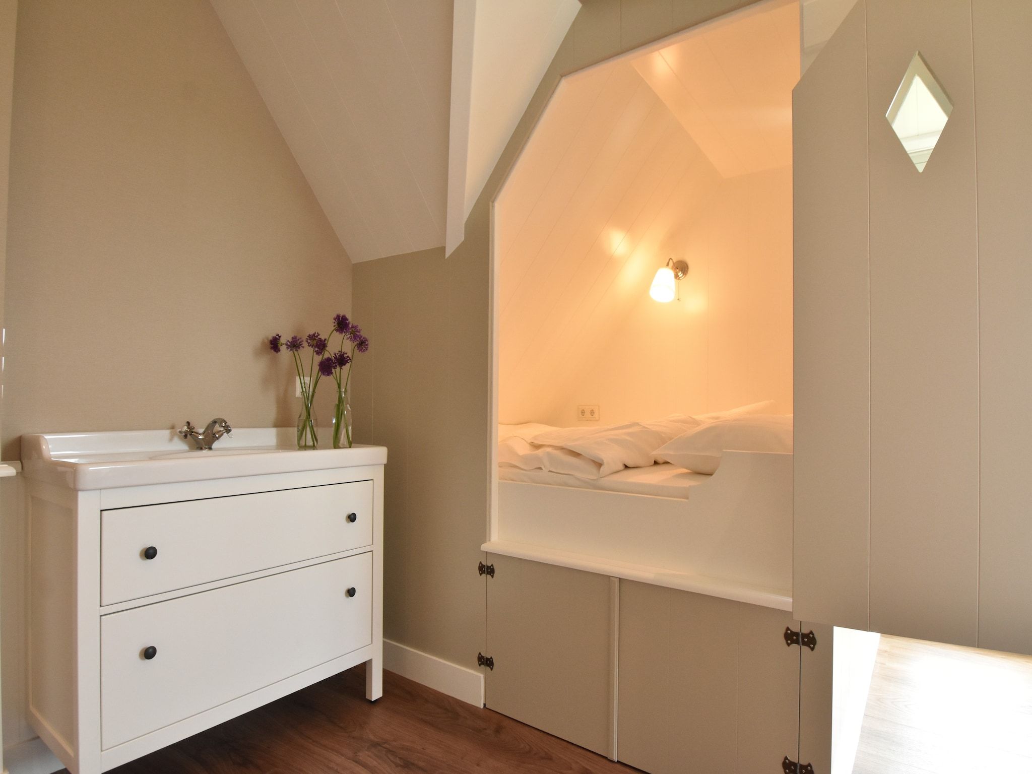 Een slaapkamer van Onder de Molen 24 pers in Middenbeemster