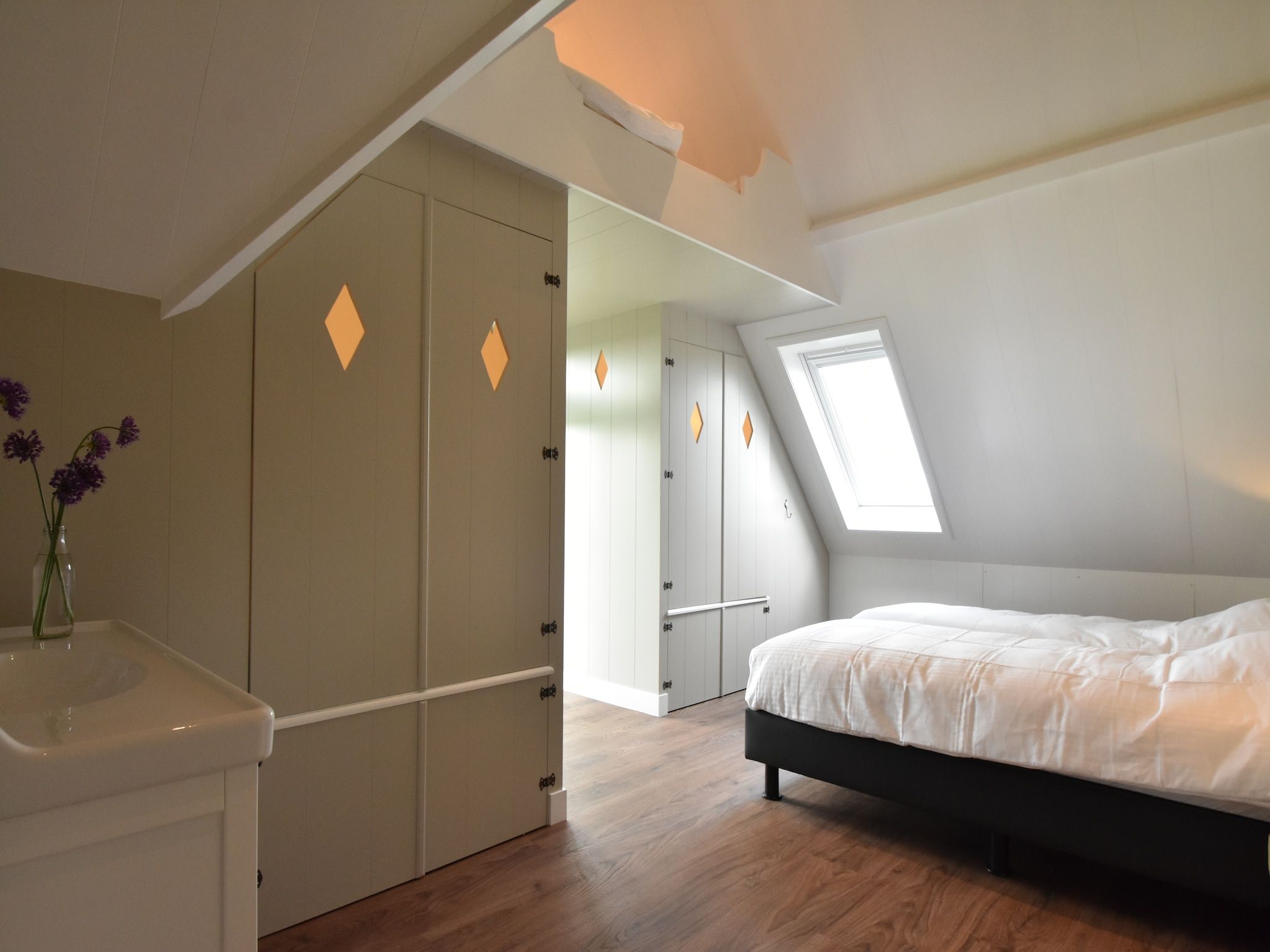 Een slaapkamer van Onder de Molen 24 pers in Middenbeemster